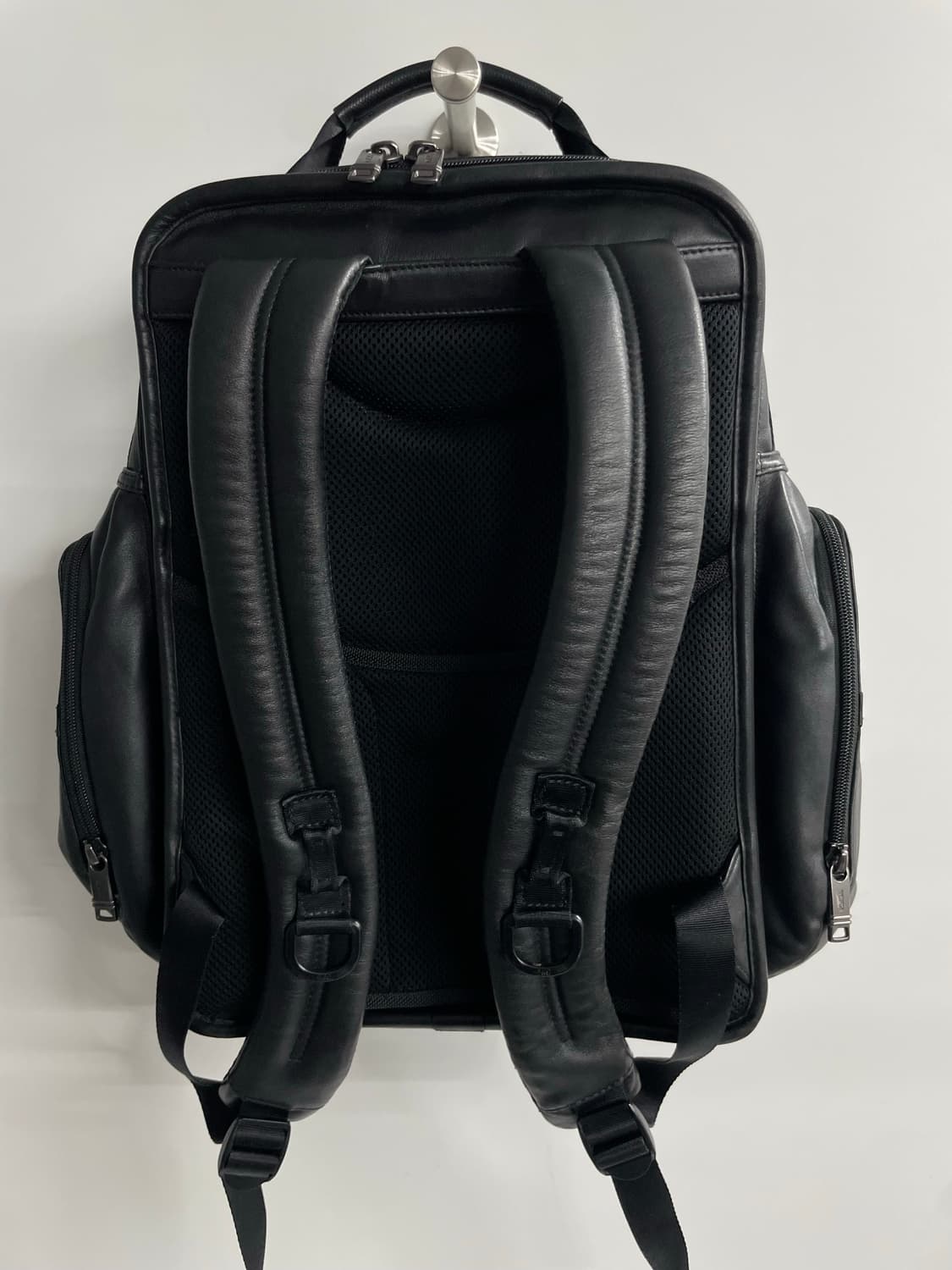 투미 알파3 티패스 가죽 백팩 블랙 상품이미지4