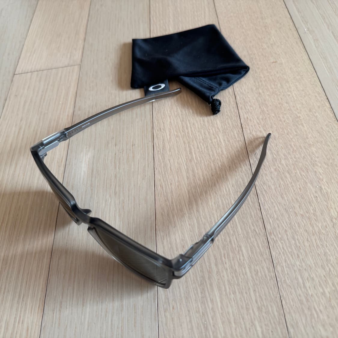 오클리 래치 선글라스 그레이 상품이미지3