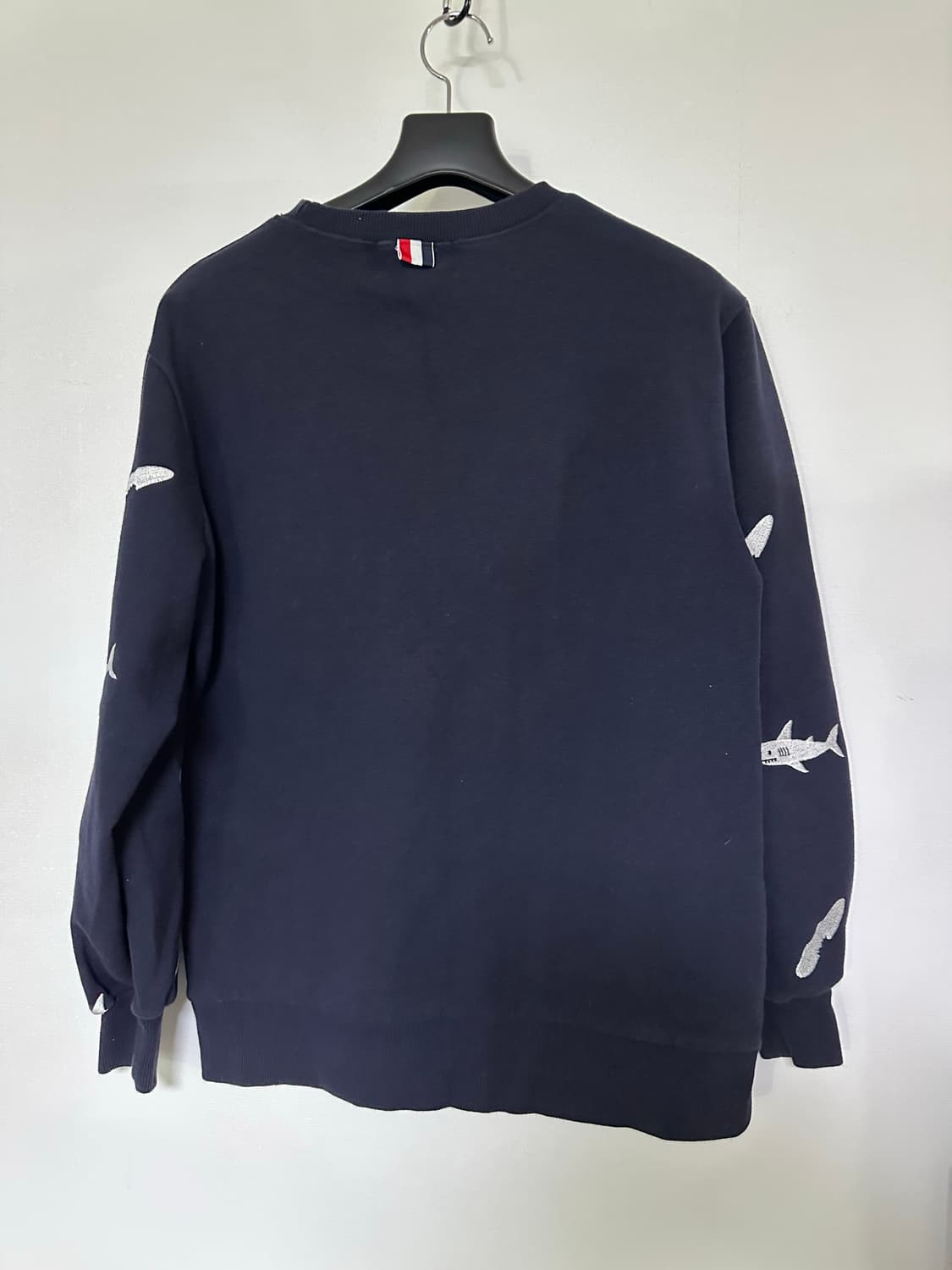 톰브라운 샤크 패턴 맨투맨 네이비 상품이미지3