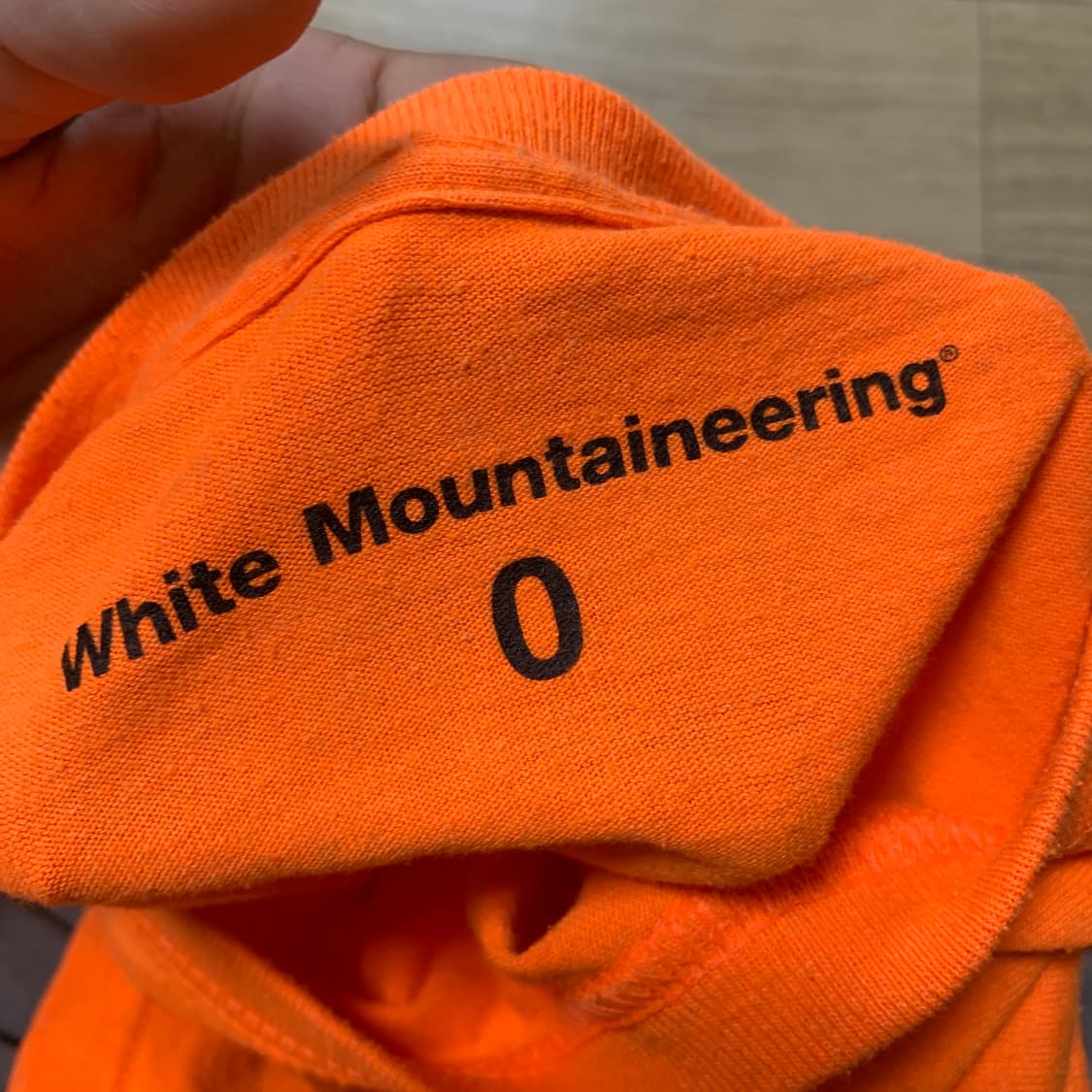 0)White Mountaineering 화이트 마운티어링 로고 반팔티 상품이미지3