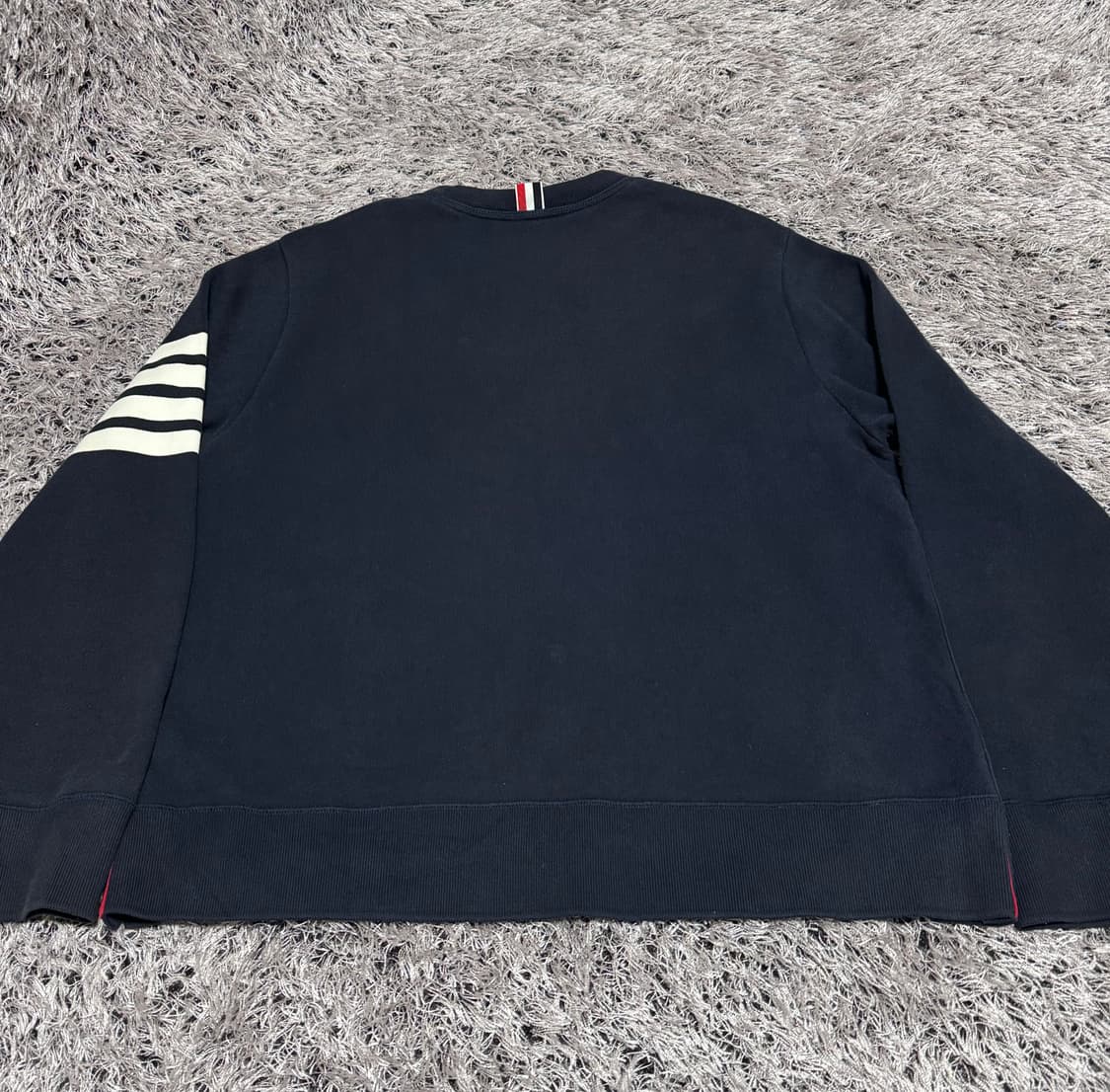 톰브라운 사선 완장 맨투맨 네이비 5 상품이미지5