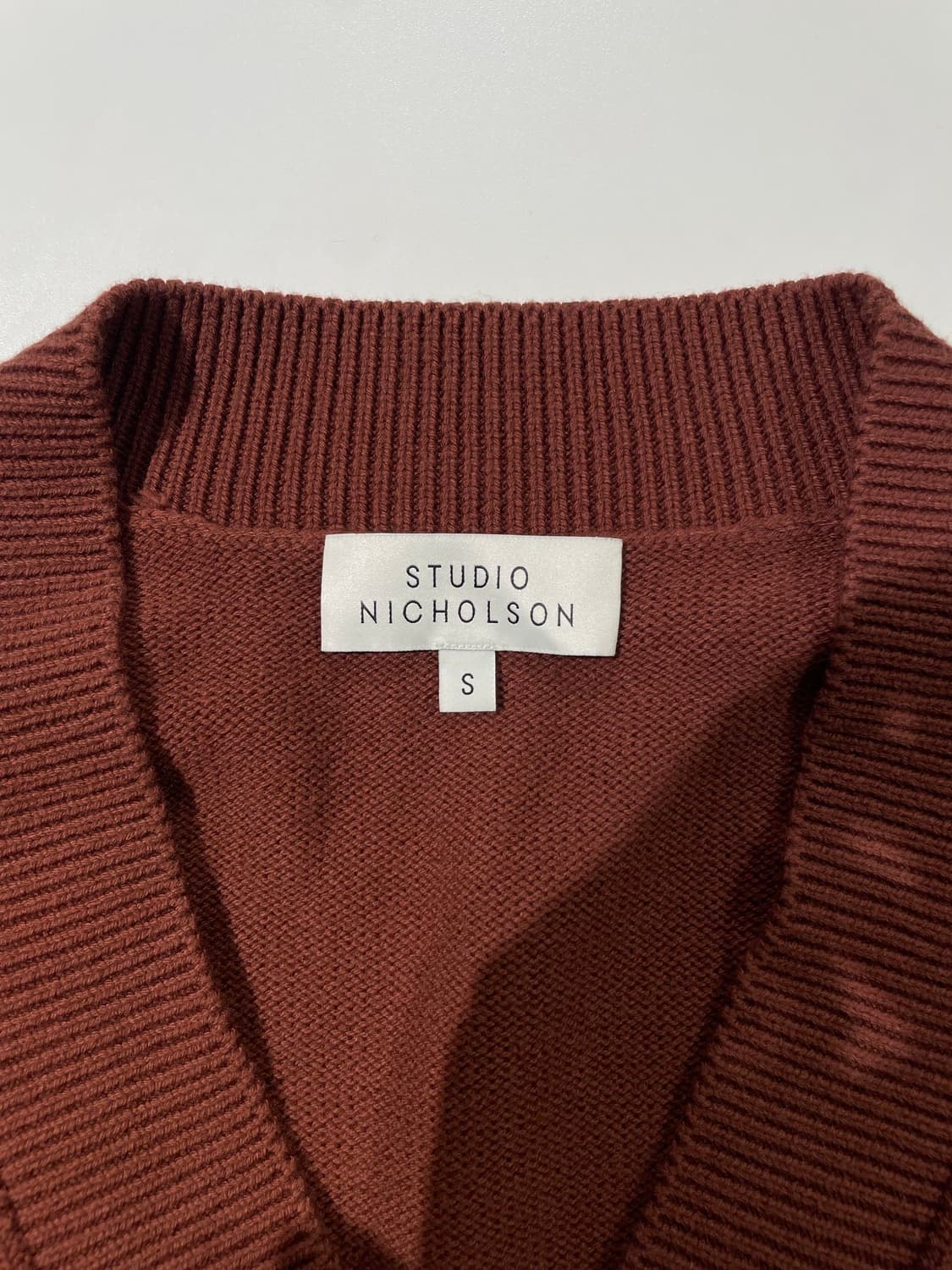 스튜디오 니콜슨 브라운 V넥 울 혼방 니트 상품이미지7