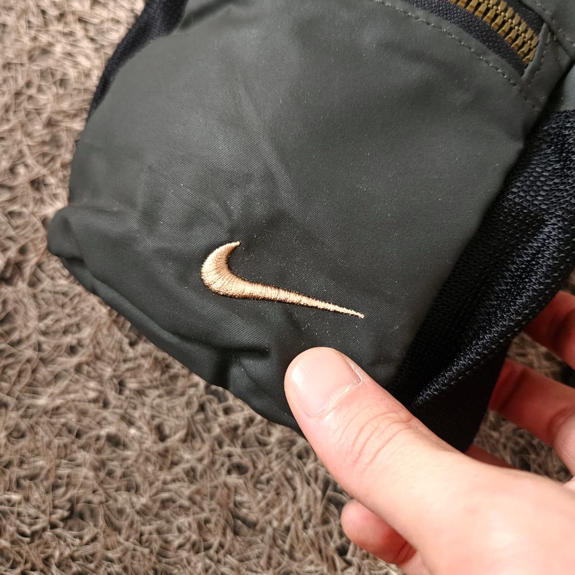 나이키(Nike) 스우시 자수 차콜 미니 벨트백 상품이미지4