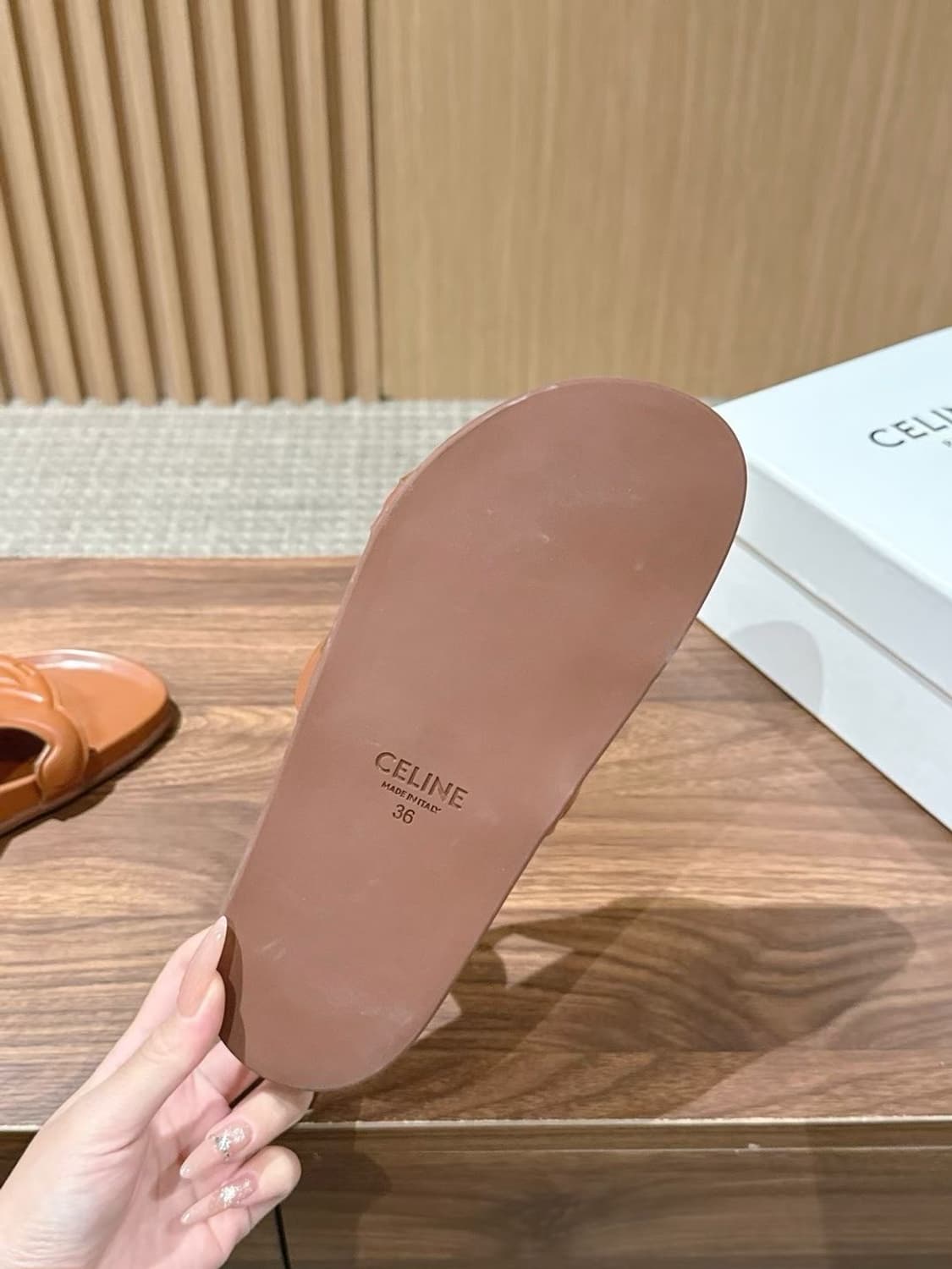 셀린느 카프스킨 트리옹프 슬라이드 샌들 슬리퍼 상품이미지7