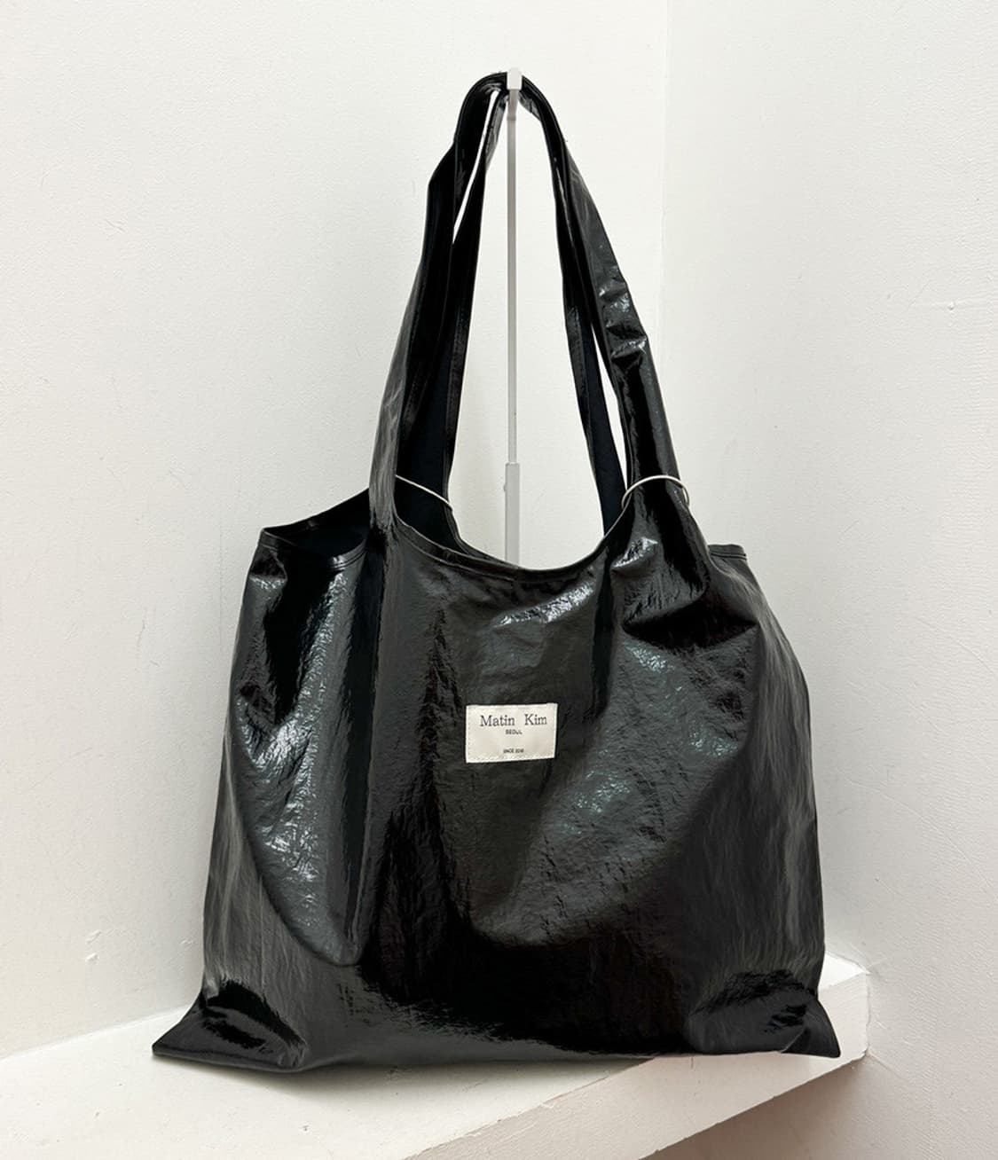 (새상품)마땡킴 크랙 로고 글로시 에코백 블랙 상품이미지3