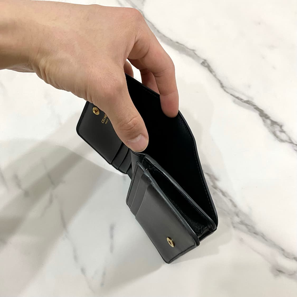 셀린느 트리옹프 카프스킨 컴팩트 월렛 여성 반지갑 블랙 상품이미지7