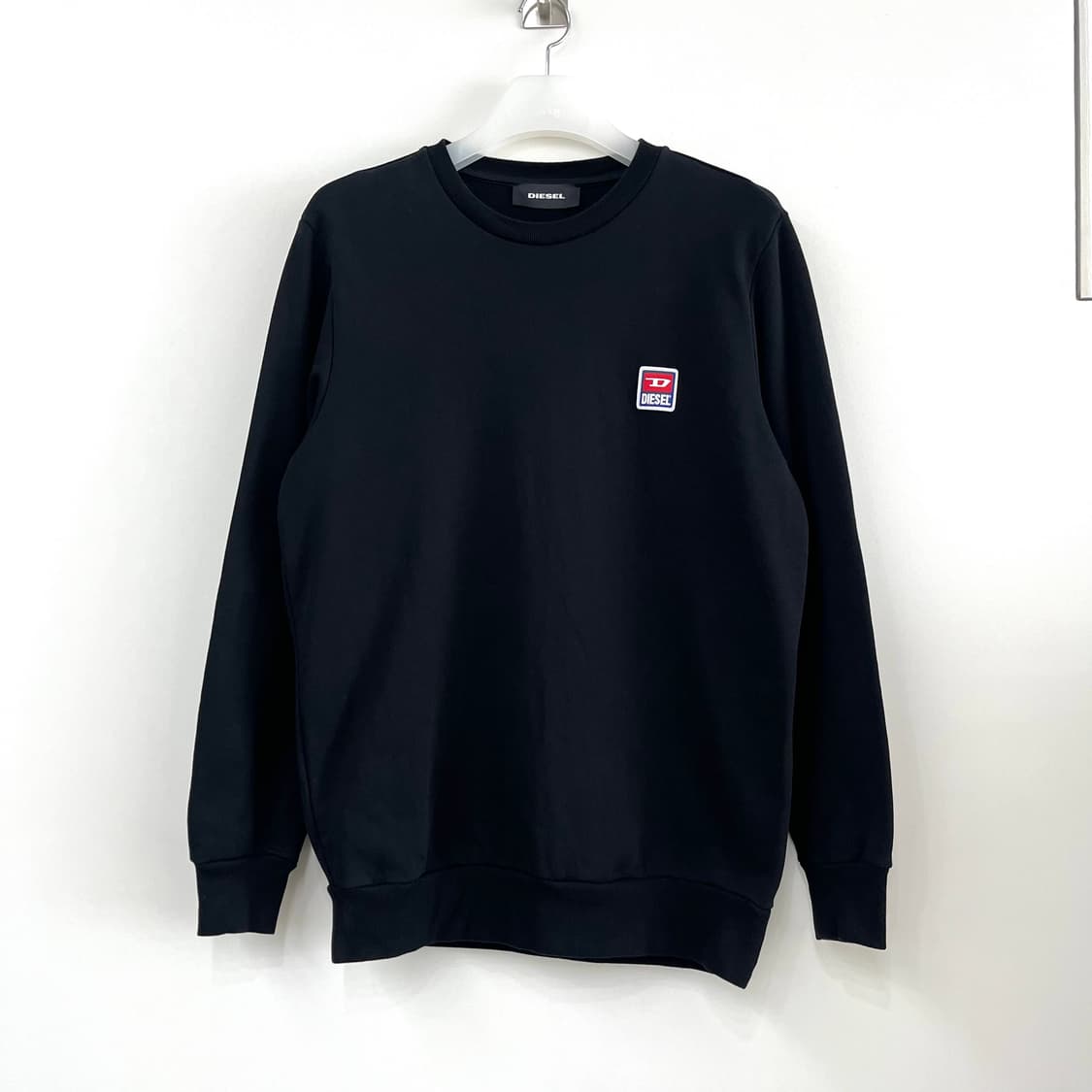 디젤 DIESEL 로고 패치 블랙 맨투맨 상품이미지2