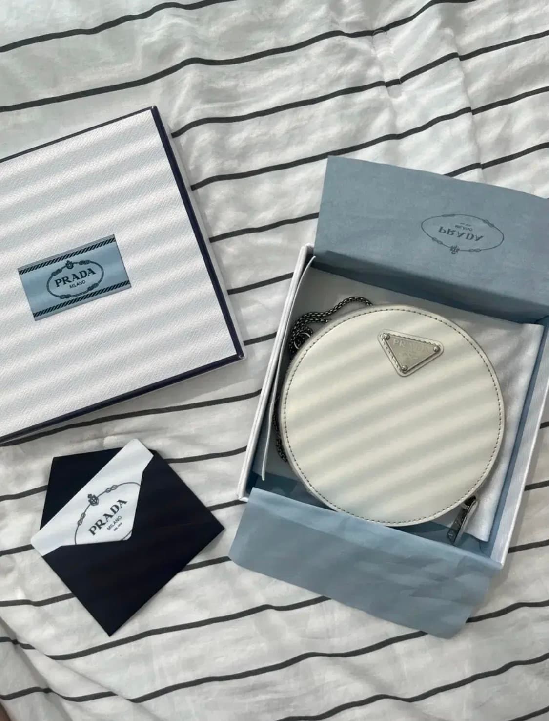 프라다 브러쉬드 레더 라운드 체인 미니백 상품이미지3