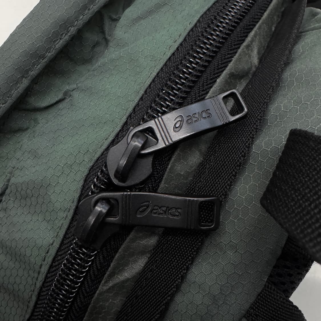 아식스 00s 고프코어 카키 테크니컬 백팩 상품이미지7