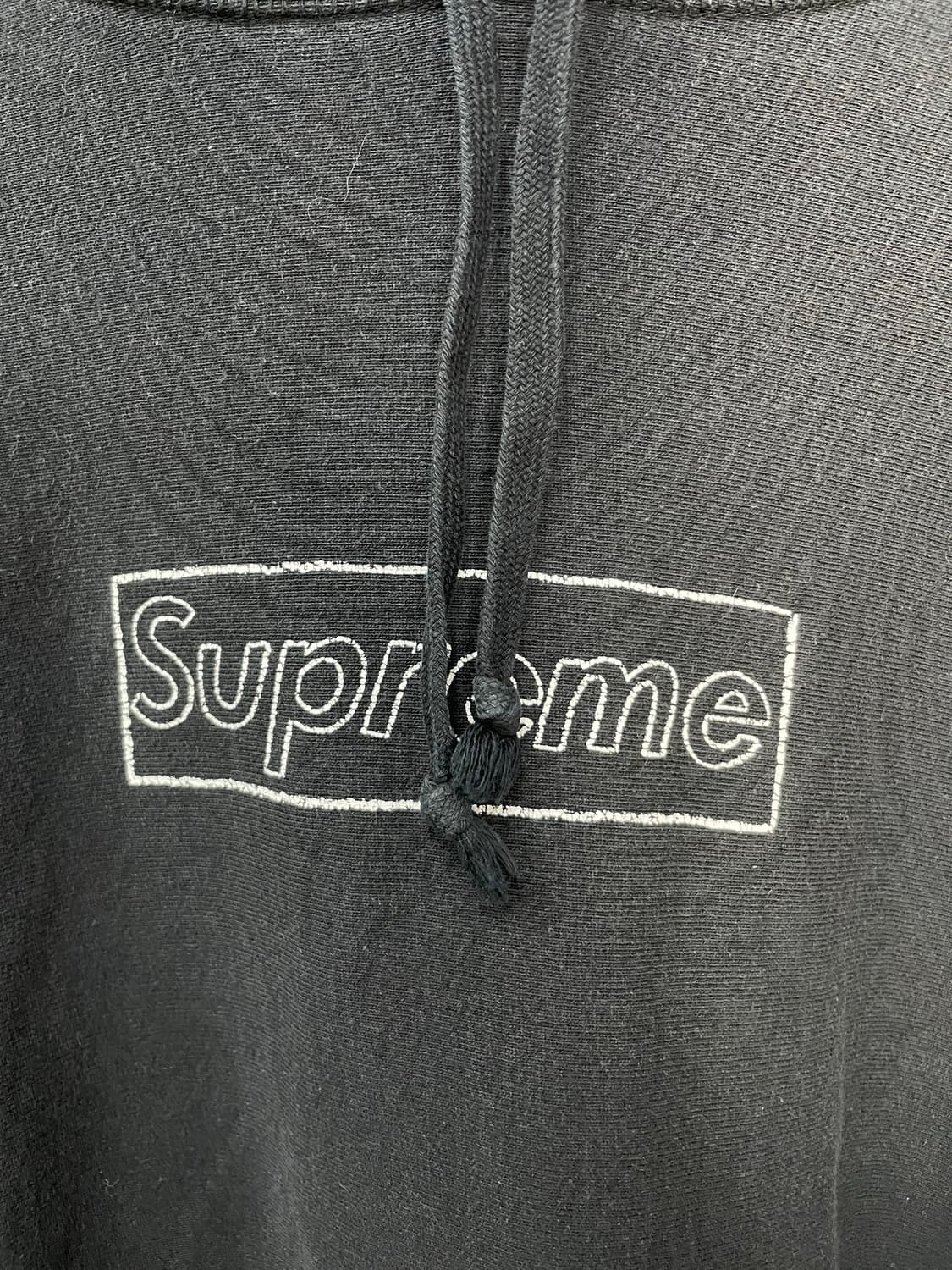 슈프림 x 카우스 초크 로고 블랙 후드티 H2332 상품이미지4