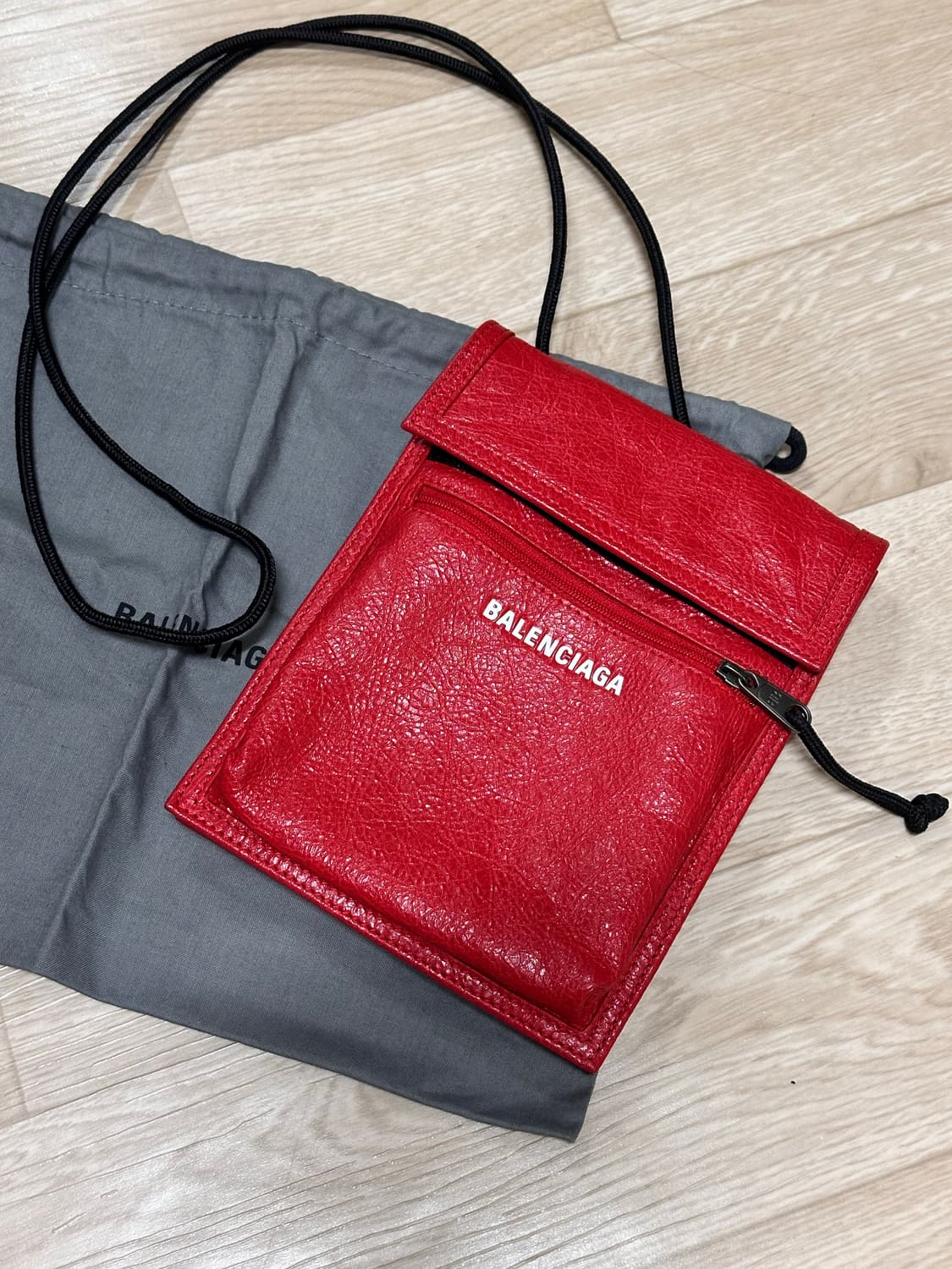 발렌시아가 익스플로러 메신저백 레드  상품이미지1