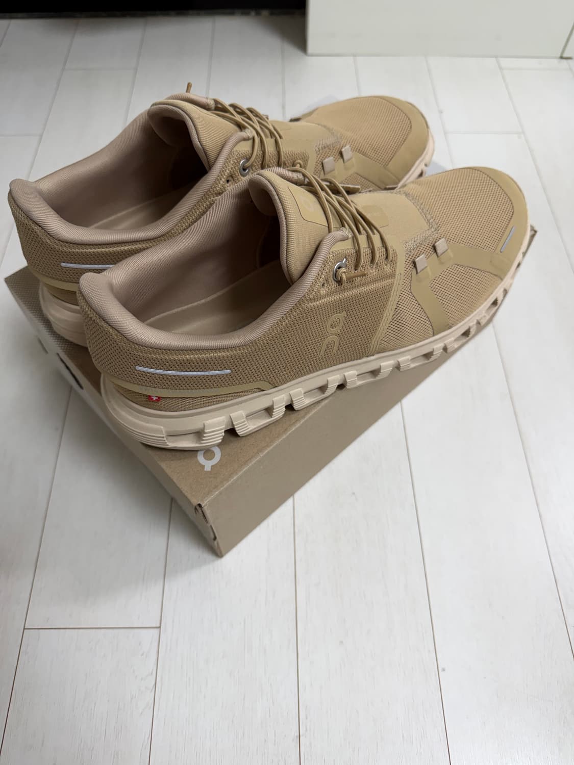 온러닝 온 클라우드 6 280 사이즈  실물 진짜 고급스러운 베이지입니다 상품이미지1