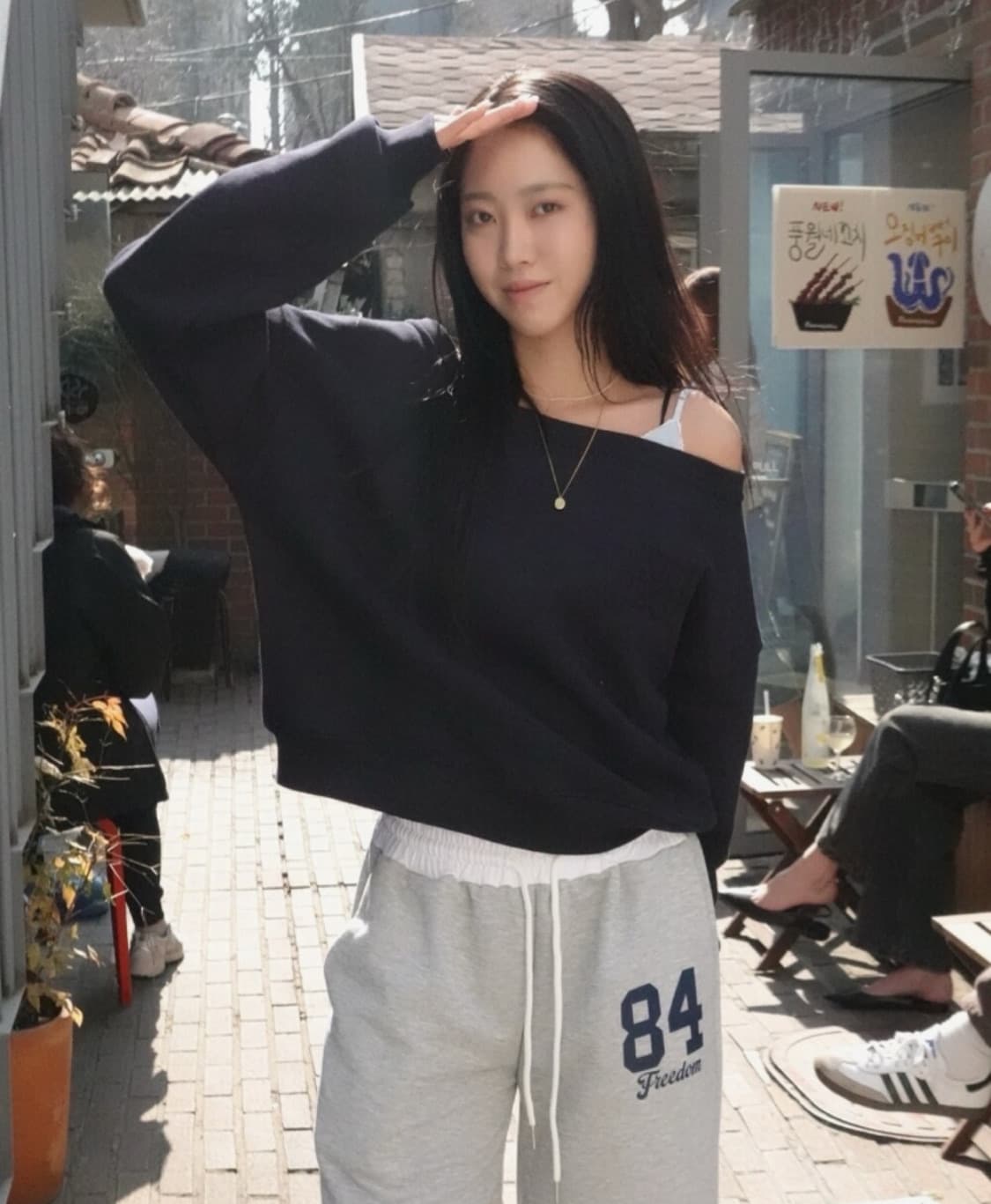 (새상품) 로이로이 ROIROI 오프숄더 로고 스웨트셔츠 맨투맨 (네이비 상품이미지2