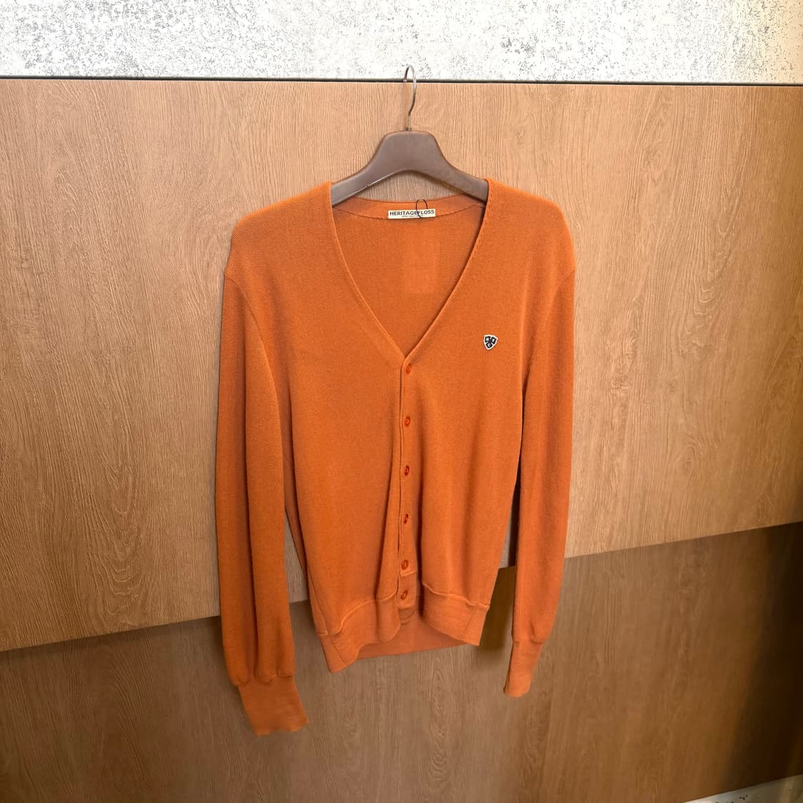헤리티지플로스 브이넥 울 니트 가디건 로고 패치 디테일 오렌지 상품이미지1
