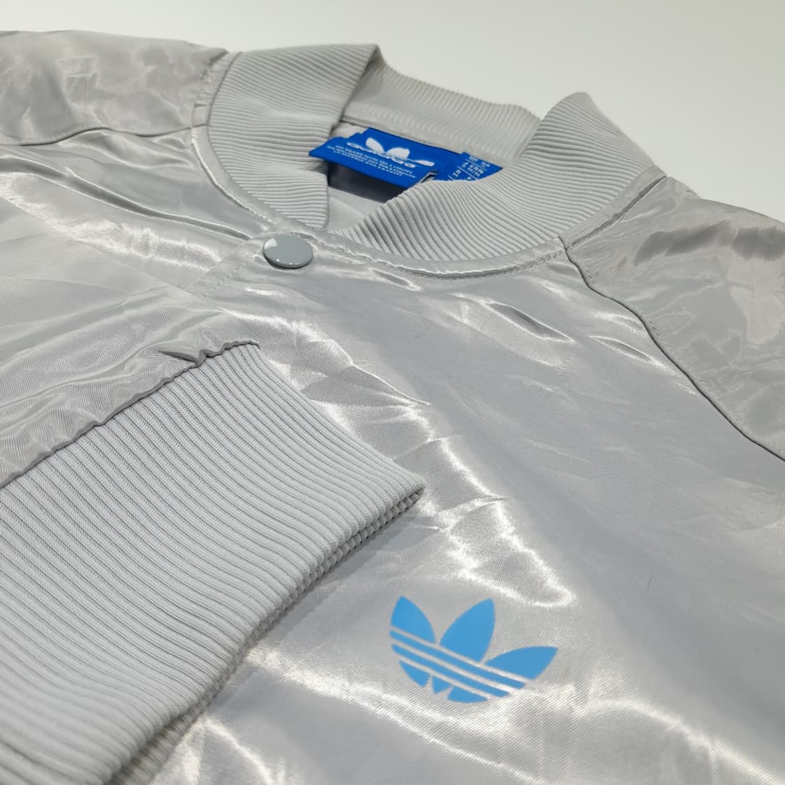 CK129 M 아디다스 니고 25 협업 실버 새틴 빅로고 봄버 자켓 상품이미지4