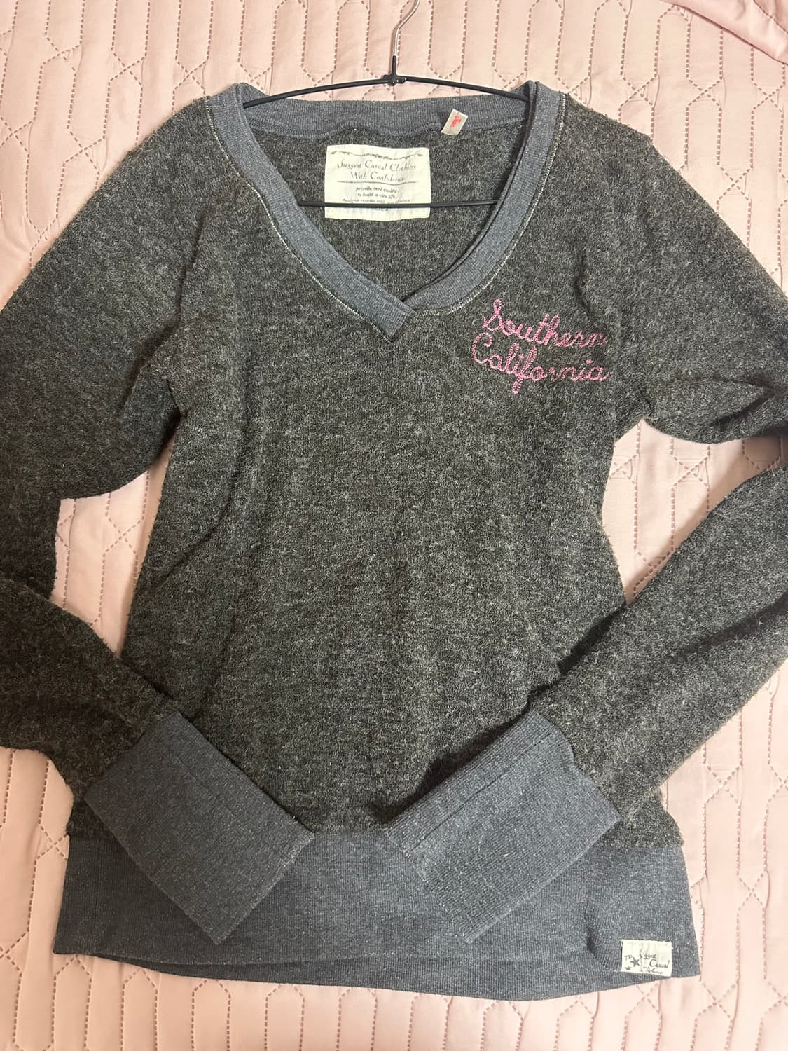 차콜 그레이 핑크 브이넥 니트 상품이미지1