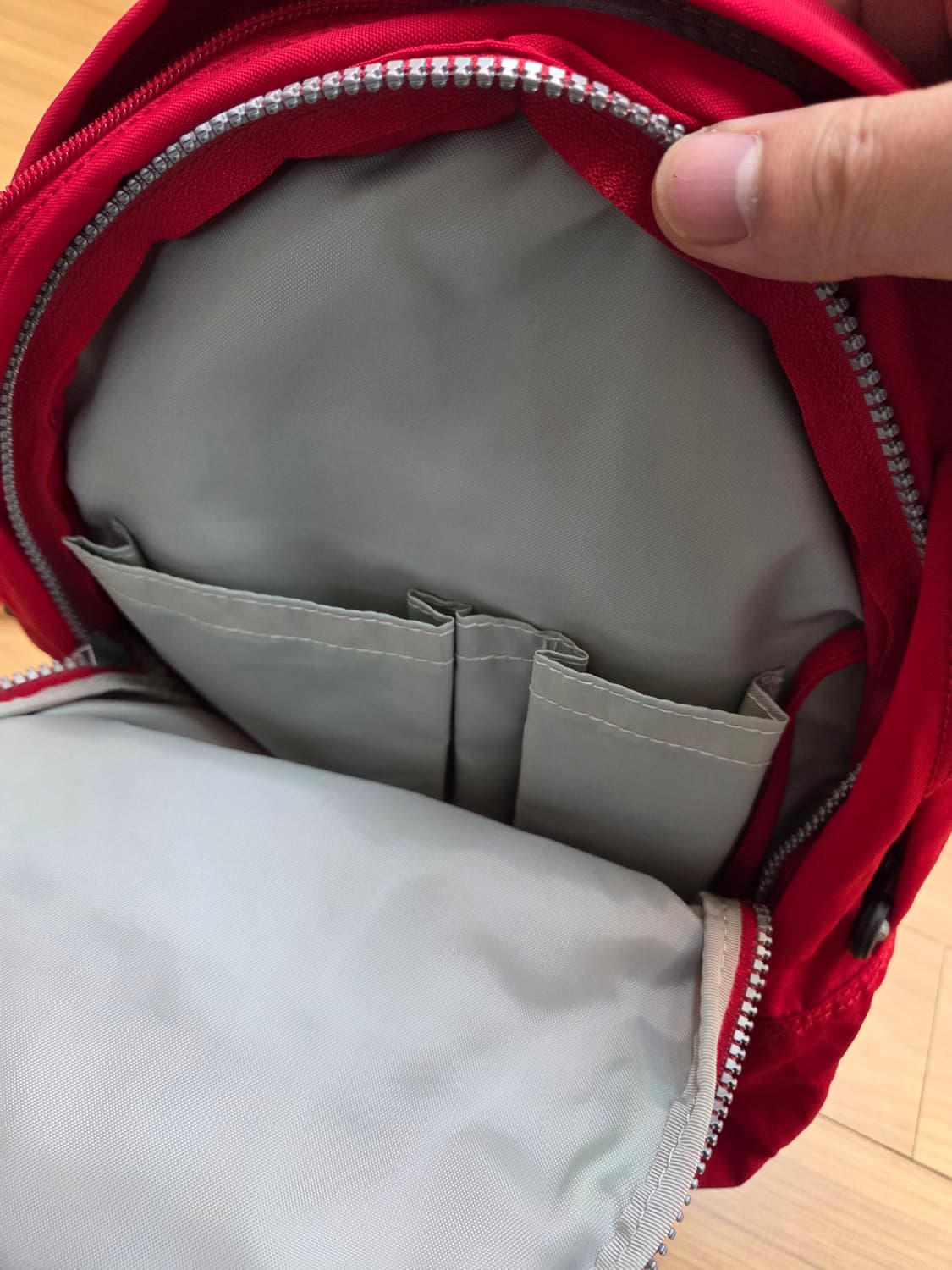 키플링 빨간색 백팩 판매합니다. 사진처럼 키플링의 상징인 원숭이 키링 달 상품이미지5