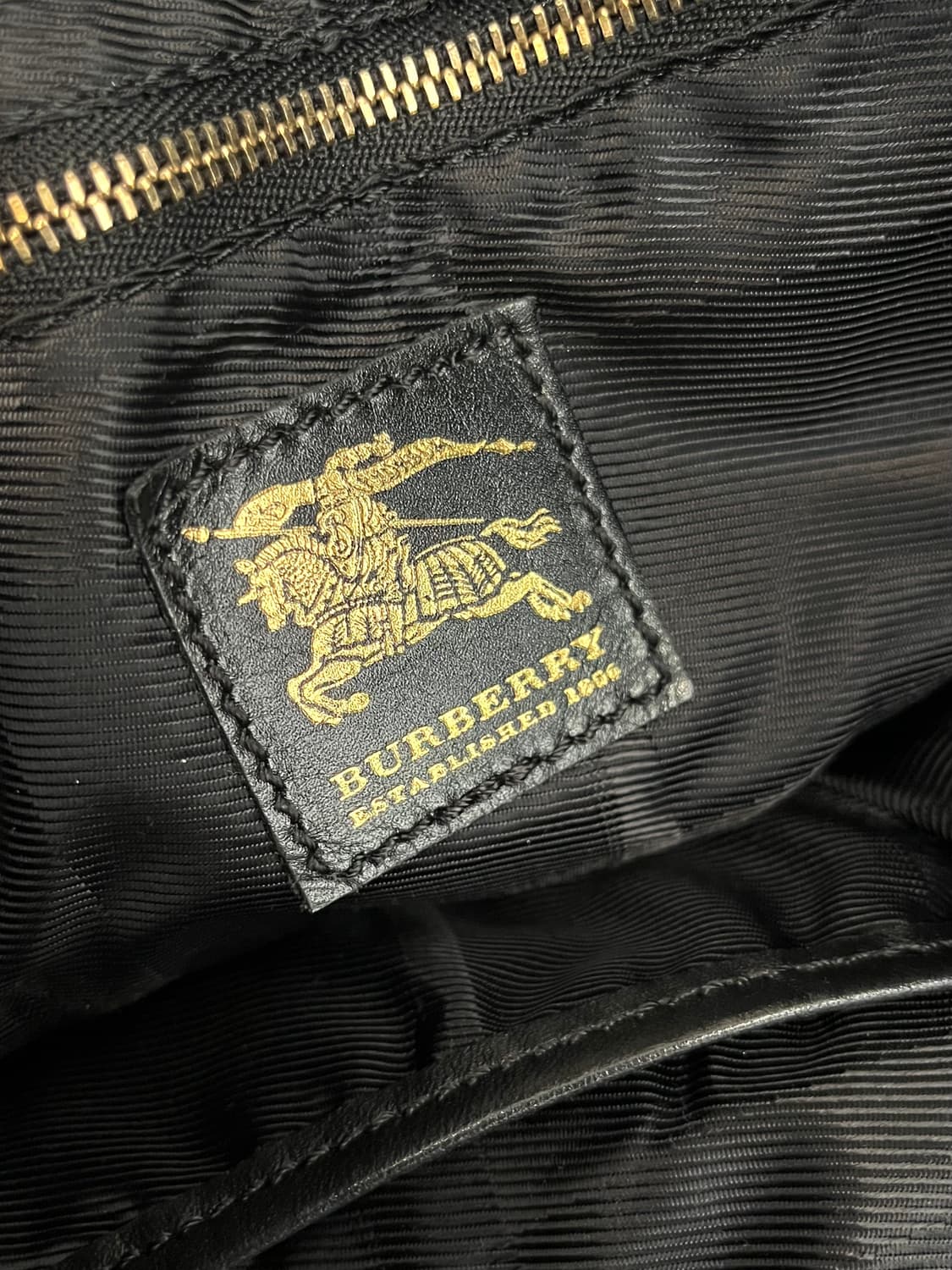 버버리 프로섬 퀄팅 레더 체인 버킷백 상품이미지7