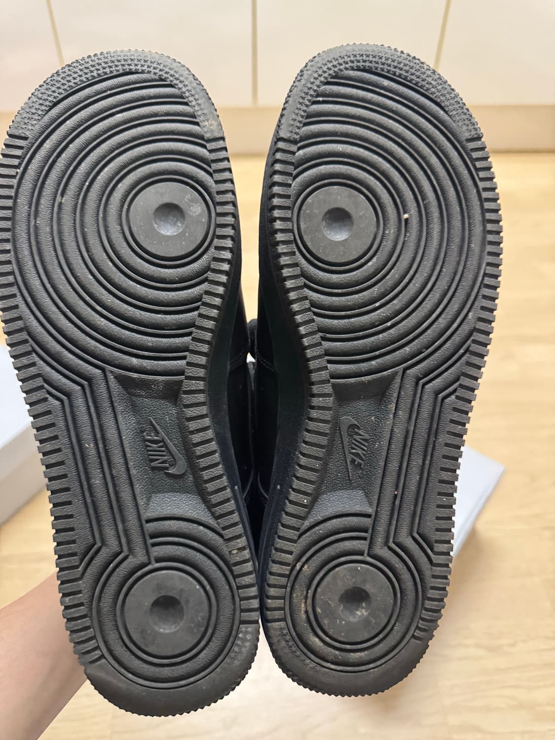 나이키 에어포스 1 '07 로우 트리플 블랙 상품이미지3