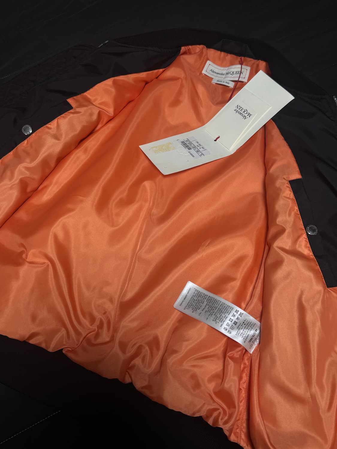 [새상품] 알렉산더 맥퀸 하네스 MA-1 봄버 자켓 블랙 (48) 상품이미지4