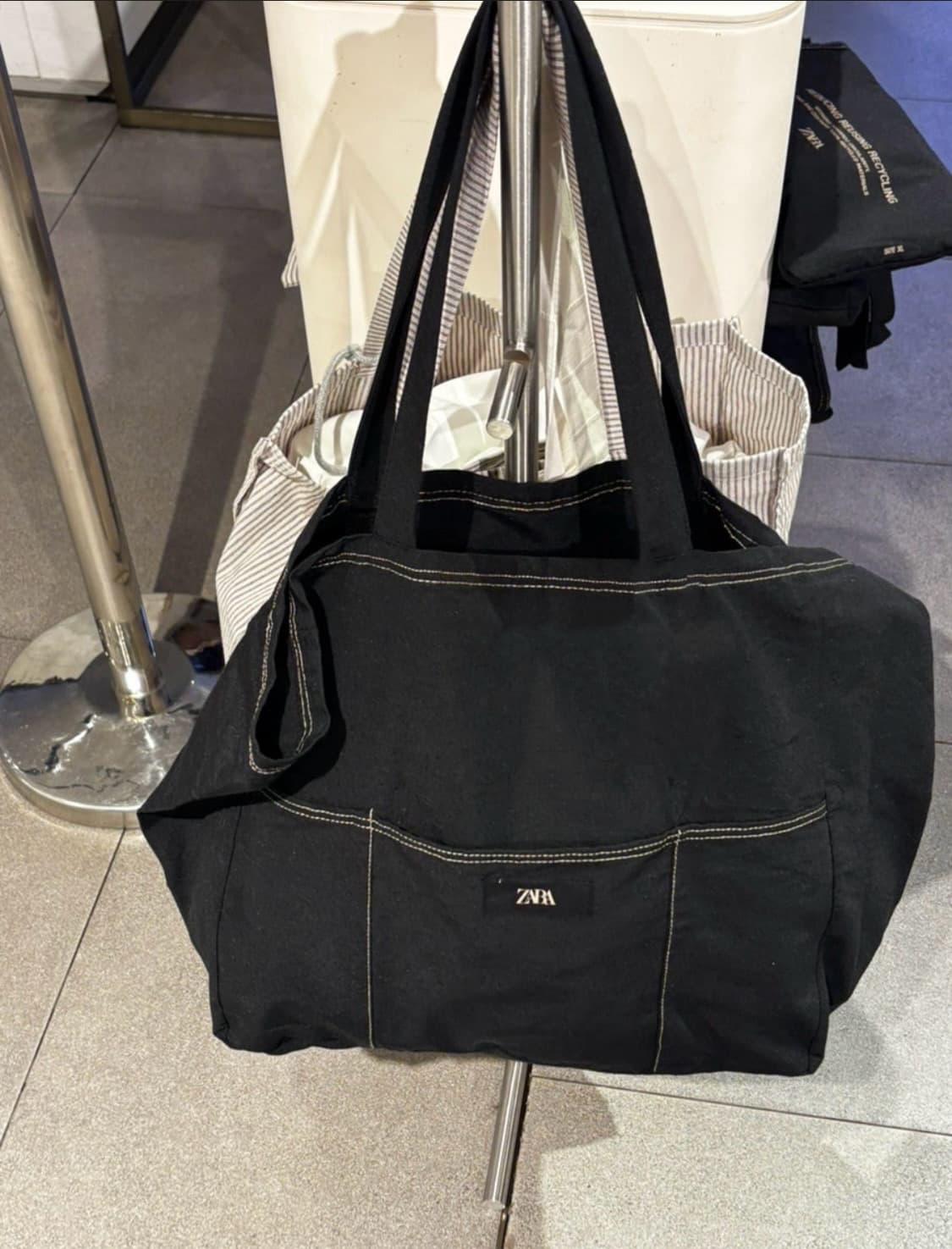 <새상품>ZARA 자라 에코백 블랙 토트백 빅백 여행가방 남녀공용 상품이미지2