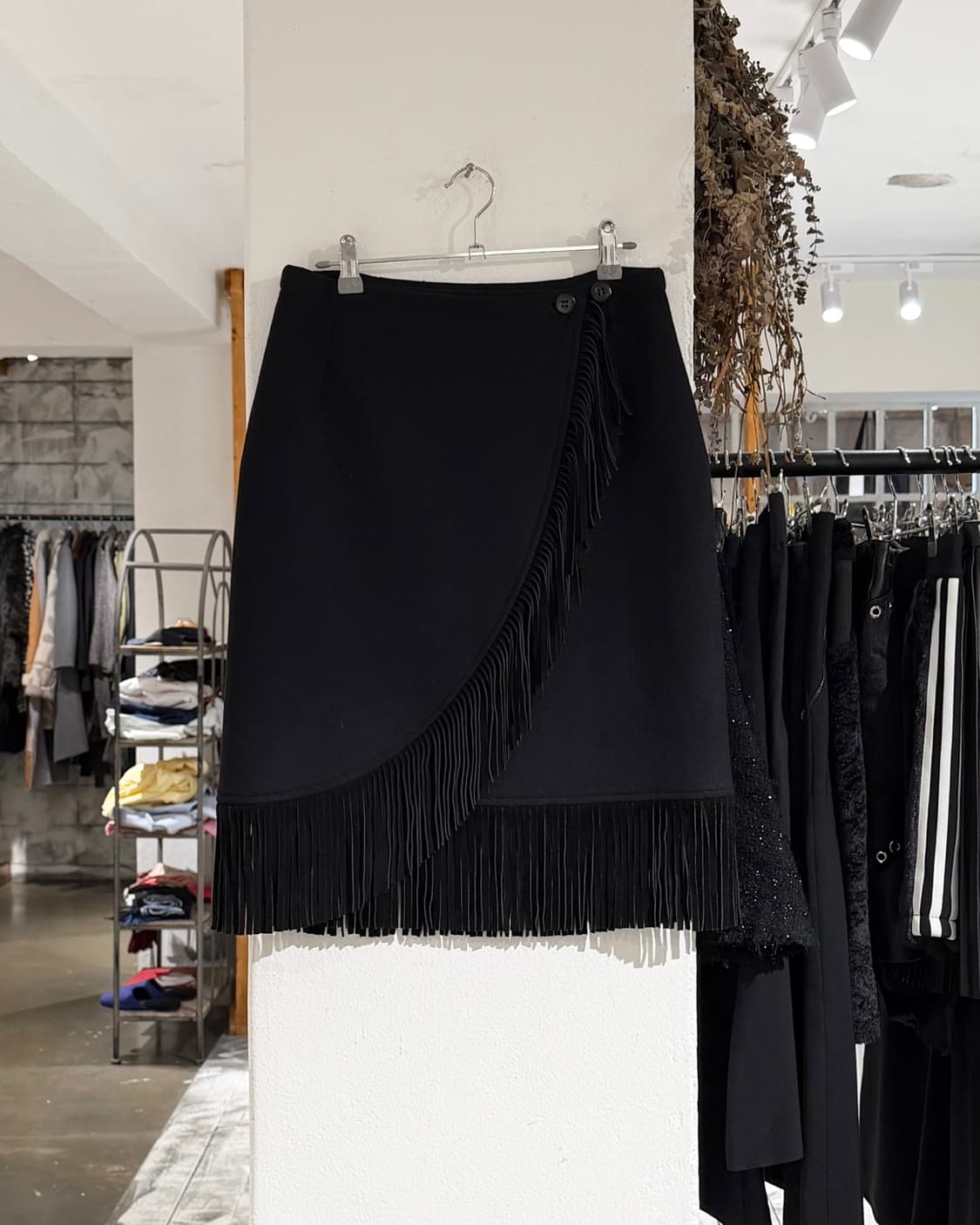 막스마라 블랙 울 스웨이드 프렌지 랩 미디 스커트  상품이미지1