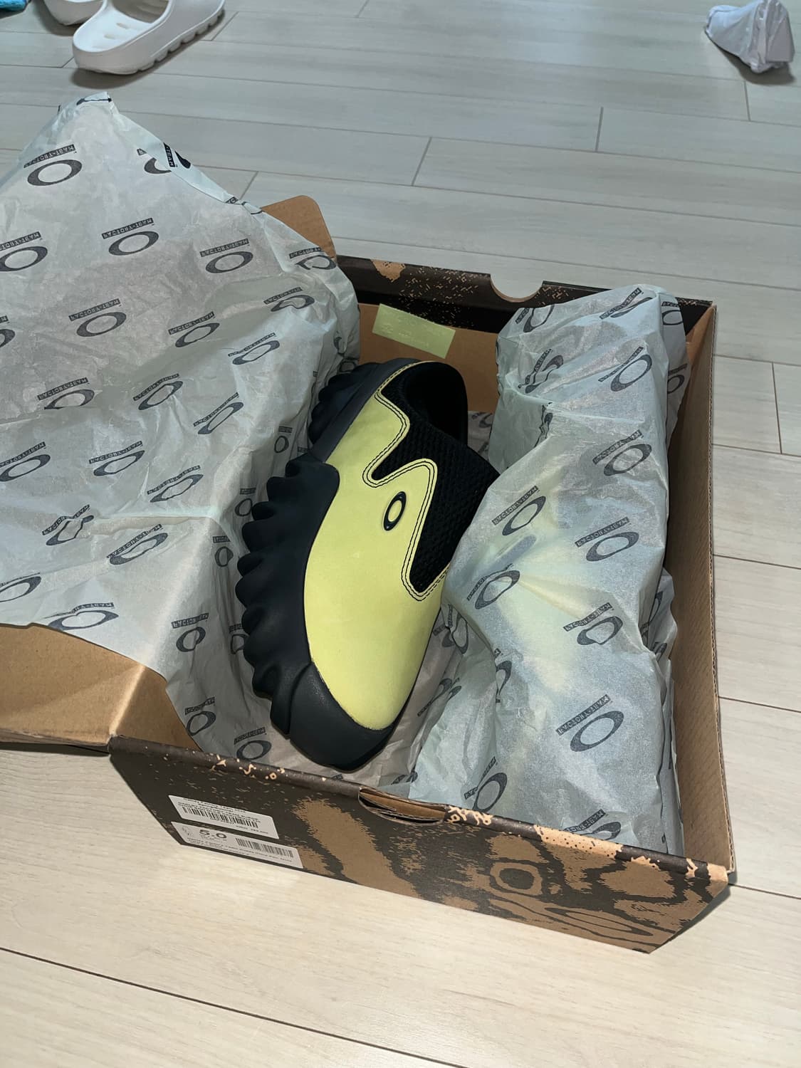 230 오클리 팩토리 팀 스웨이드 찹 쏘우 뮬 셀러리 블랙 상품이미지1