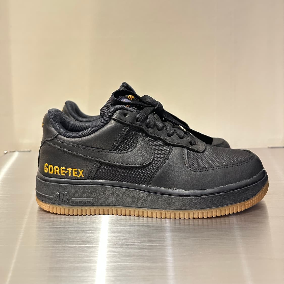 나이키 에어포스 1 로우 고어텍스 블랙 라이트 카본 상품이미지5