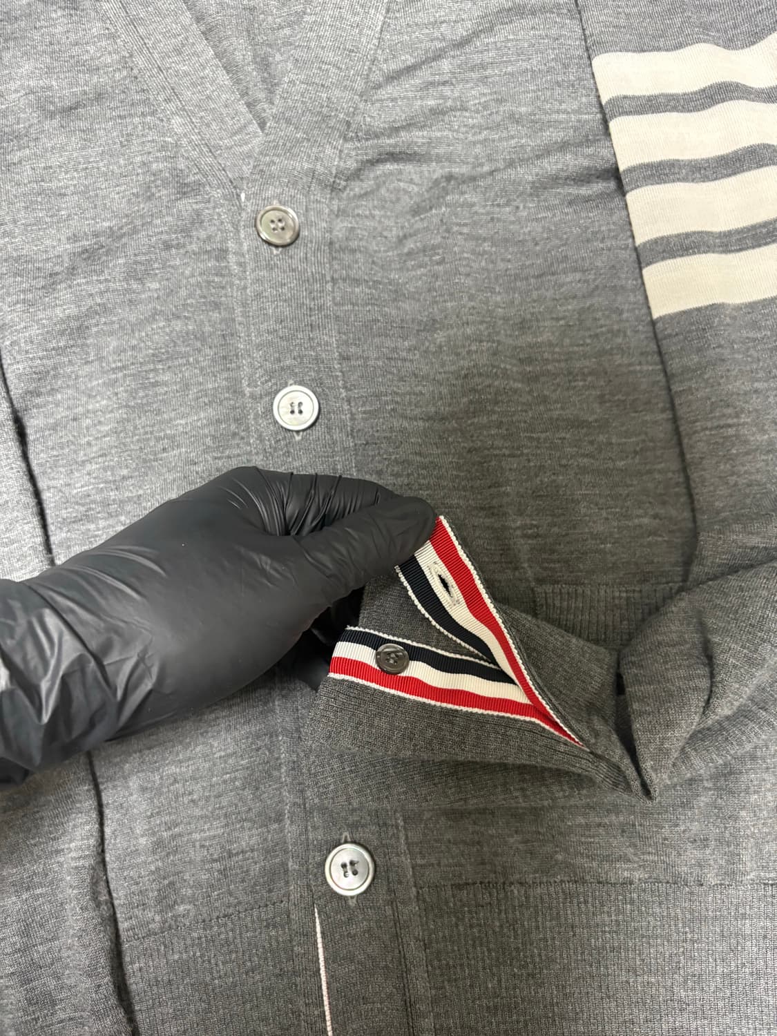 톰브라운 4선 완장 메리노 울 가디건 상품이미지4