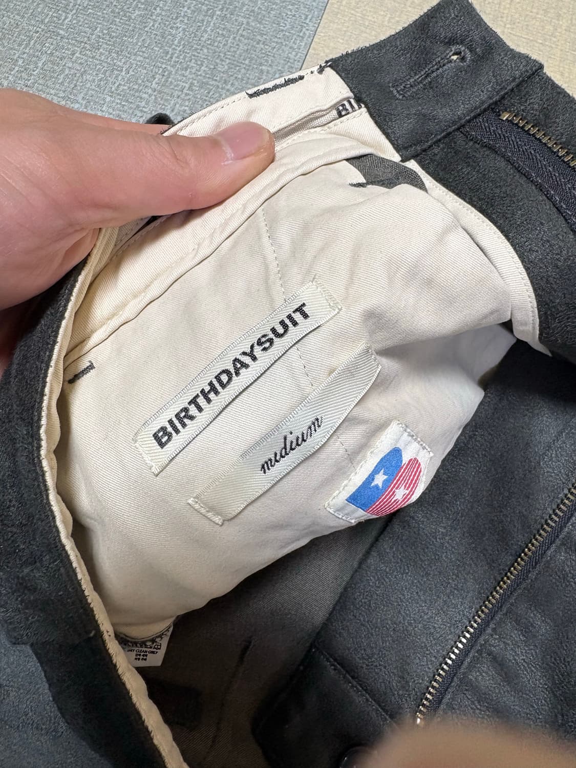 벌스데이수트 스웨이드 더블니 카펜터 차콜 상품이미지3