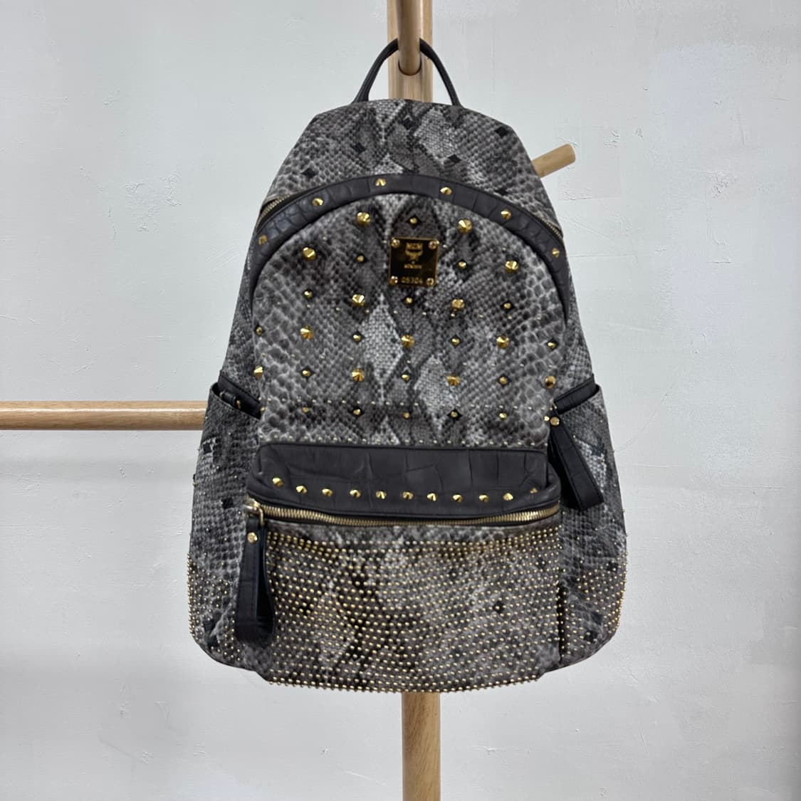 엠씨엠 MCM 아머 백팩 / 뱀피 스터드 백팩 /정품 게런티카드 보유 상품이미지1