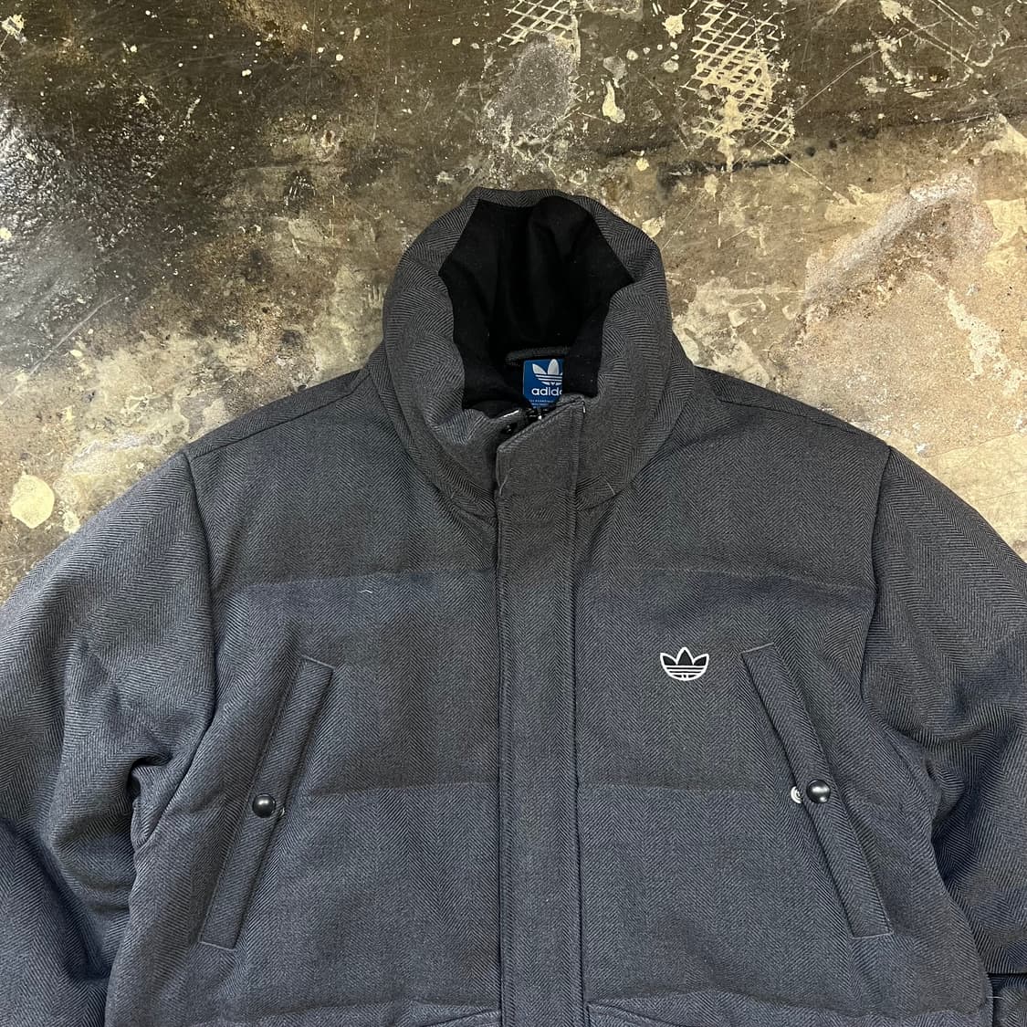 100) 아디다스 헤링본 패턴 덕다운 패딩점퍼 오리털패딩 상품이미지3