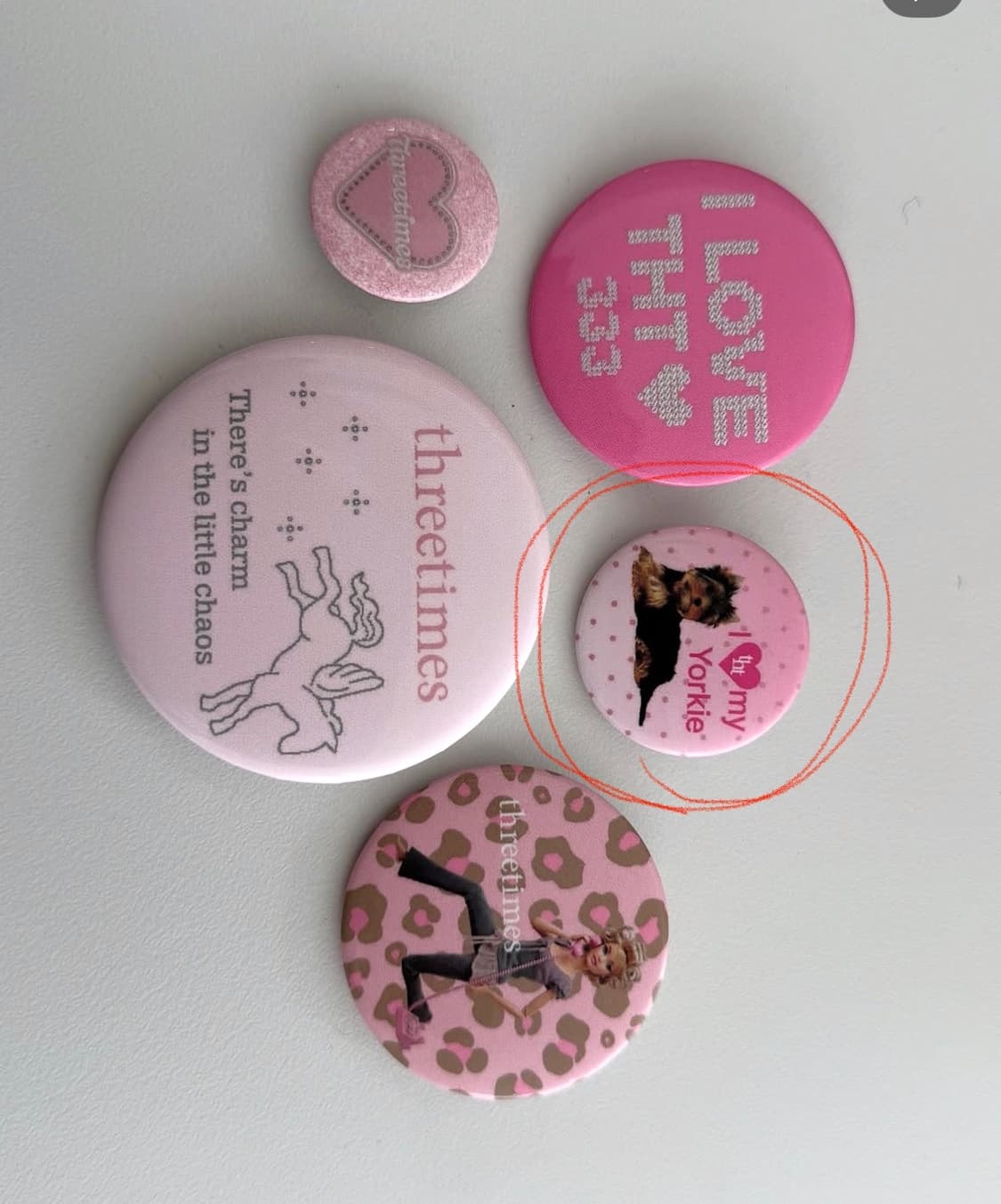 쓰리타임즈 핀뱃지+자카드필통 판매해요 상품이미지1