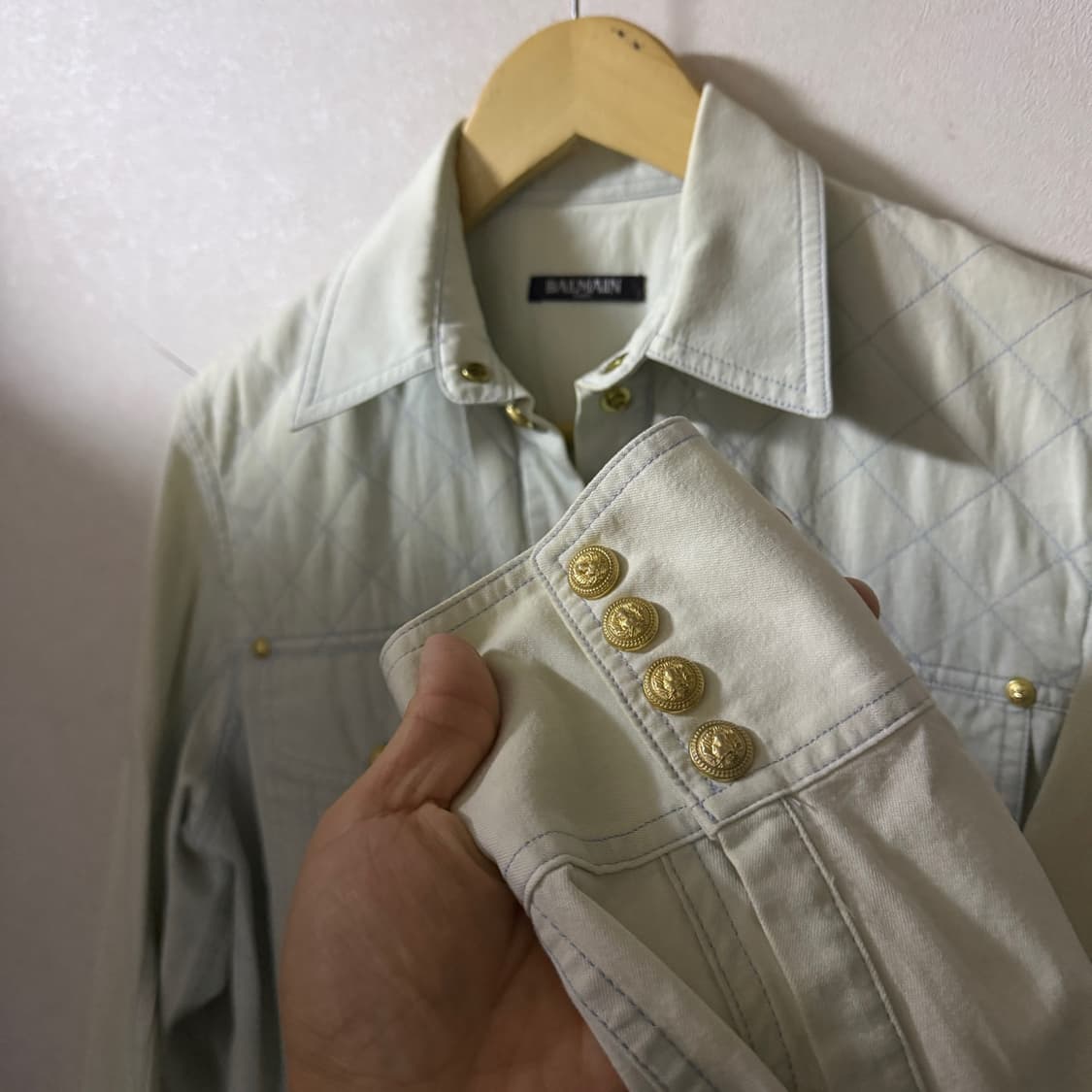 발망 퀄팅 데님 디테일 투포켓 셔츠 38 (여성 66까지) 상품이미지3