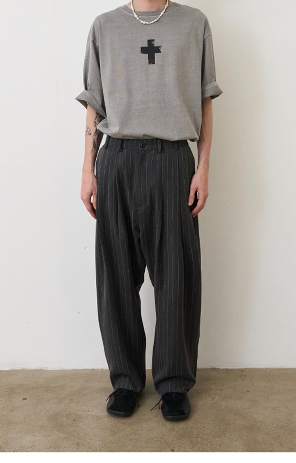 (극미,1사이즈)노운 와이드 테이퍼드 슬랙스 팬츠 스트라이프 차콜 상품이미지1