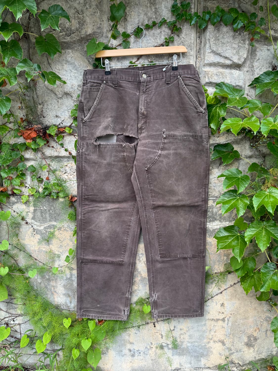 칼하트 b136 distressed 다크브라운 하드페이딩 더블니 팬츠 상품이미지1