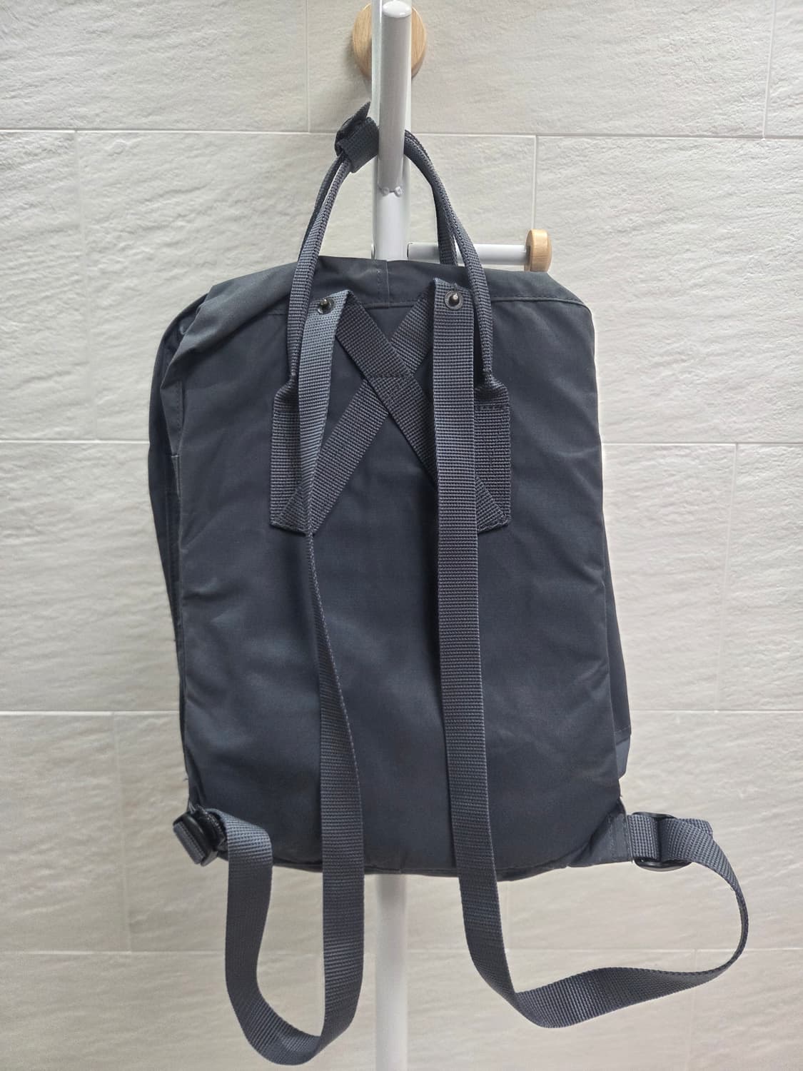 Fjallraven 칸켄 클래식 백팩 그래파이트 16L 상품이미지2