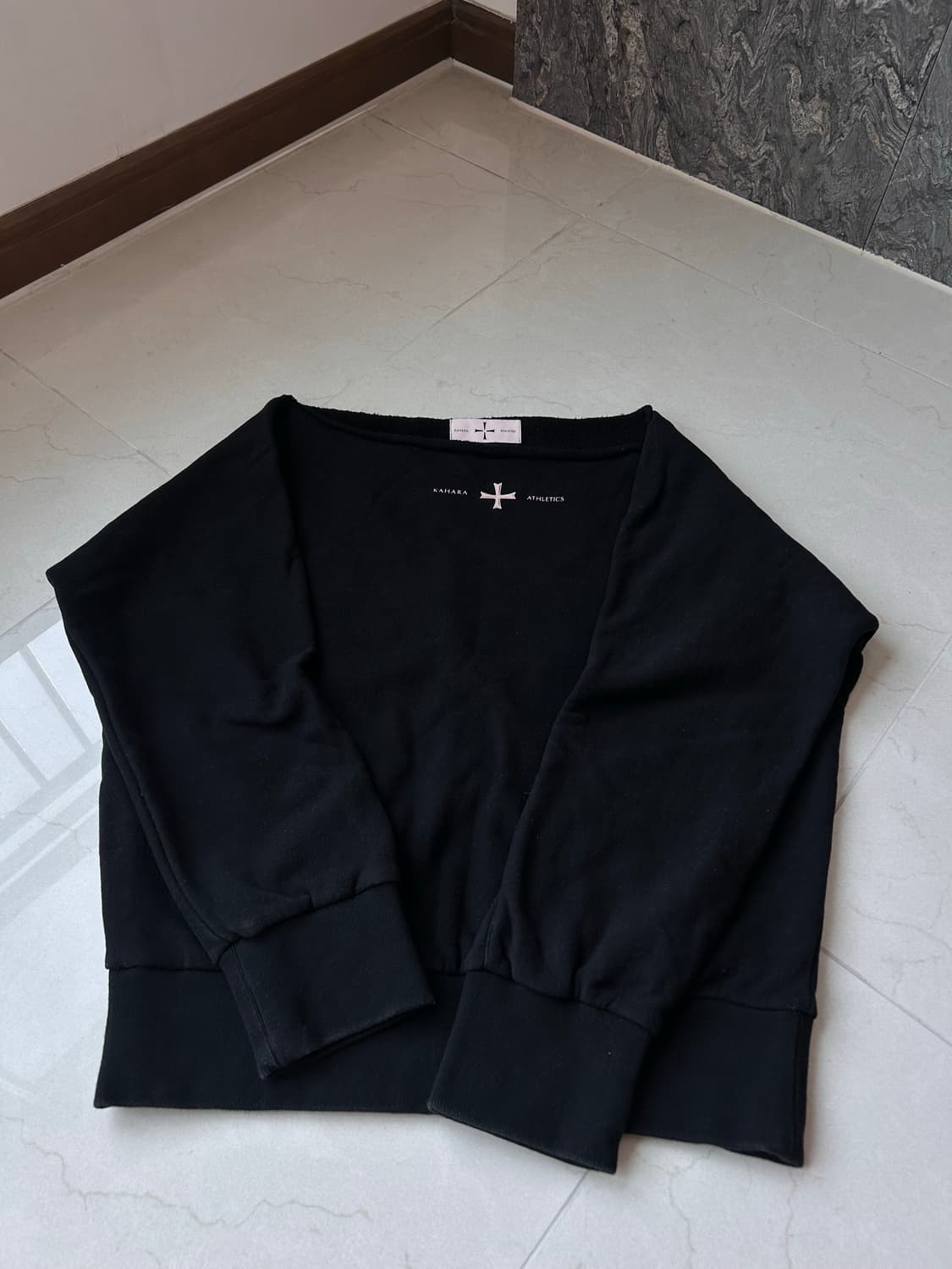 KAHARA 카하라 블랙 오프숄더 맨투맨 상품이미지3