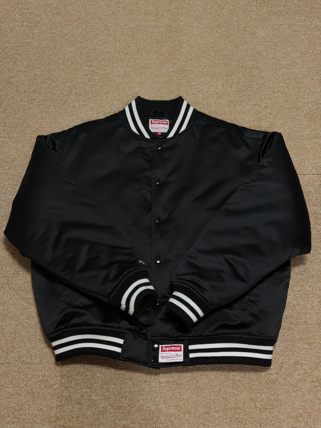 슈프림 미첼 & 네스 사틴 바시티 자켓 블랙 - 24FW 상품이미지2