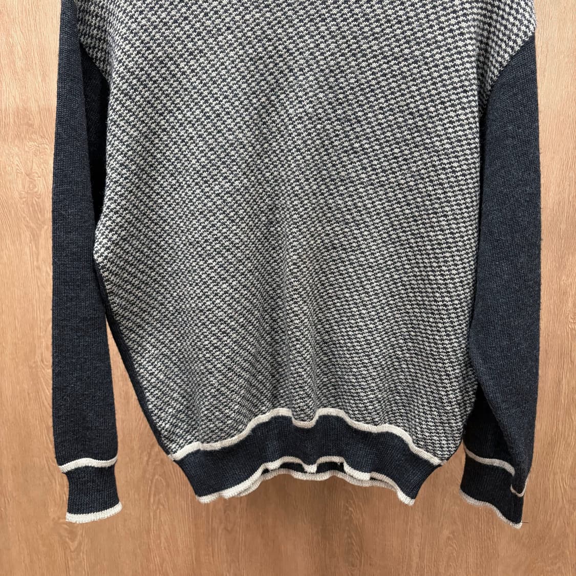 입생로랑 라운드넥 긴팔 니트 하운드투스 짜임 배색 디테일 차콜 베이지 상품이미지5