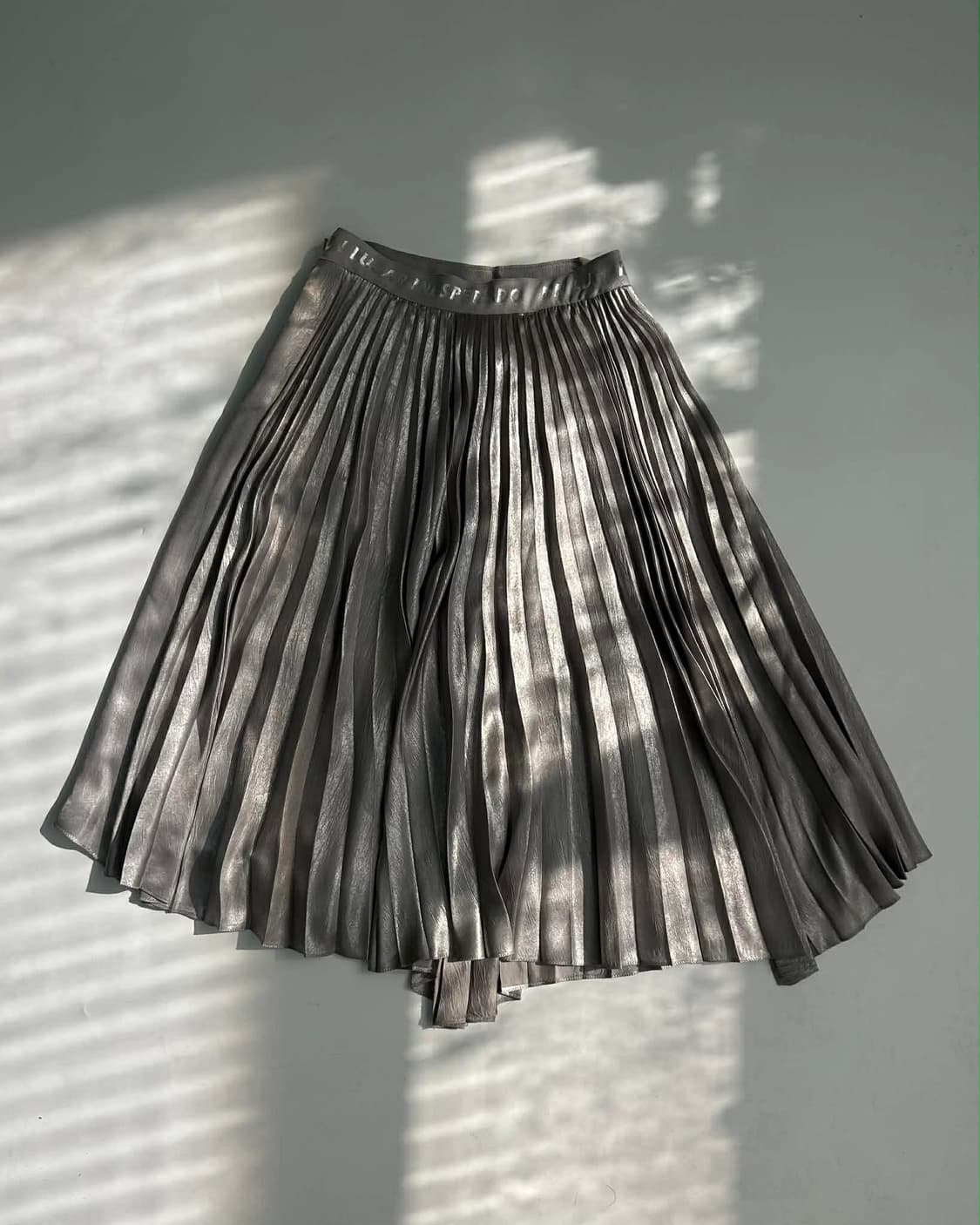 타임 포스트모던 한섬 레터링 디테일 플리츠 스커트 상품이미지2