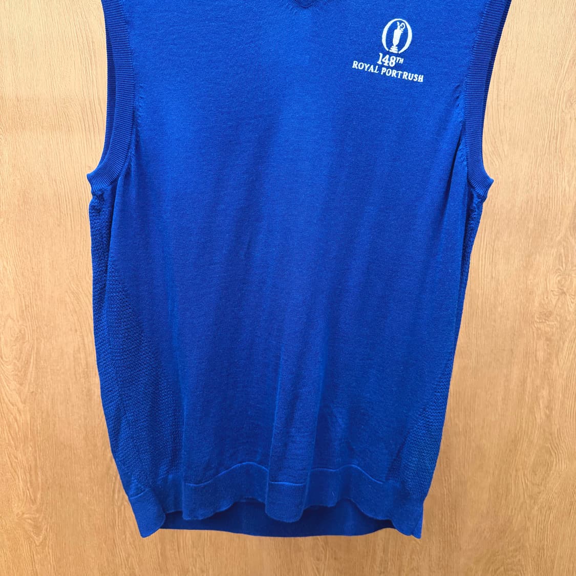 휴고 보스 브이넥 니트 베스트 로고 자수 디테일 레귤러핏 블루 상품이미지5