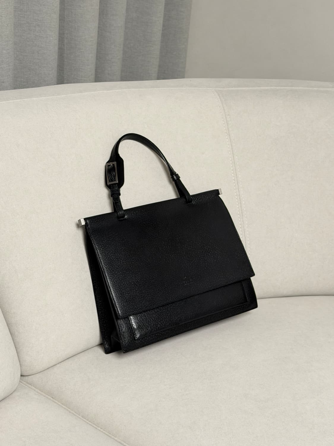 구찌 텍스처드 레더 메탈 바 탑 핸들 토트백 상품이미지1