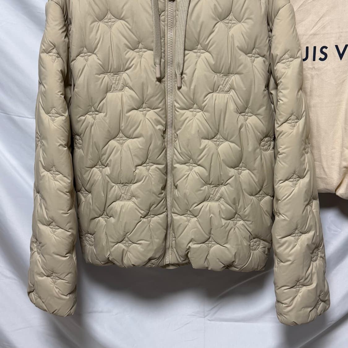 [S+급/48] 24FW 루이비통 모노그램 퀄티드 후드 패딩 자켓 베이지 상품이미지3