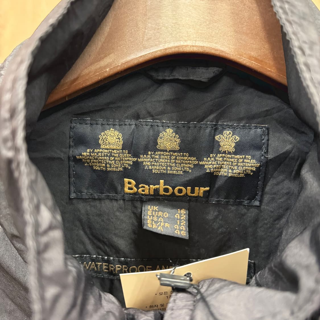 바버 필드 자켓 퀵 고정 플랩 숄더 에폭시 디테일 레귤러핏 블랙 상품이미지8