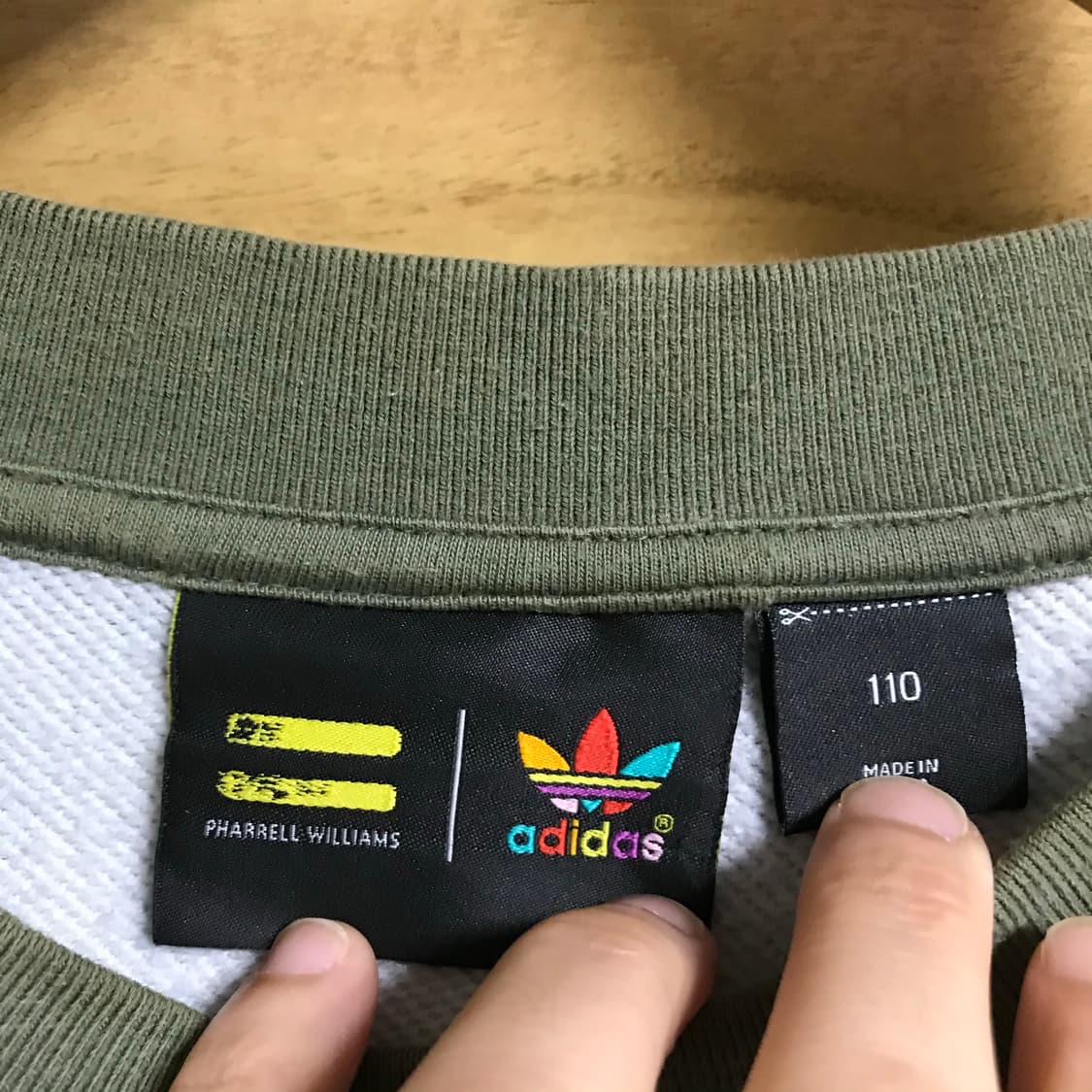 아디다스 퍼렐 윌리엄스 콜라보 스웻셔츠 상품이미지4