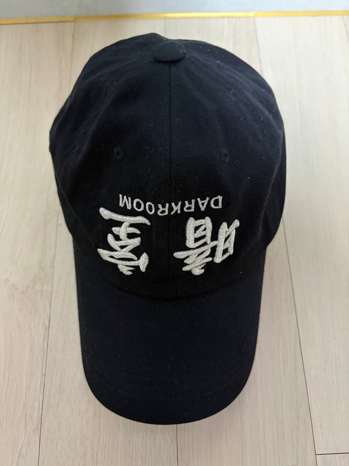 다크룸 스튜디오 업사이드 다운 실버 로고 캡 상품이미지1