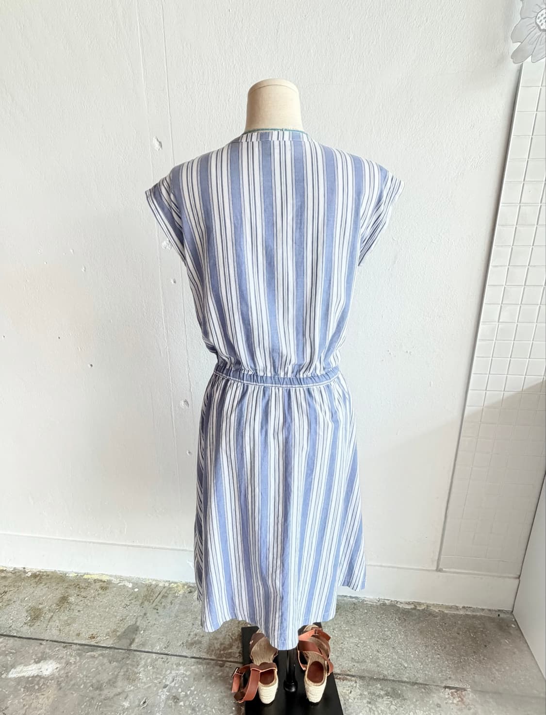Antiqulothes V넥 블루 스트라이프 슬리브리스 원피스 상품이미지8