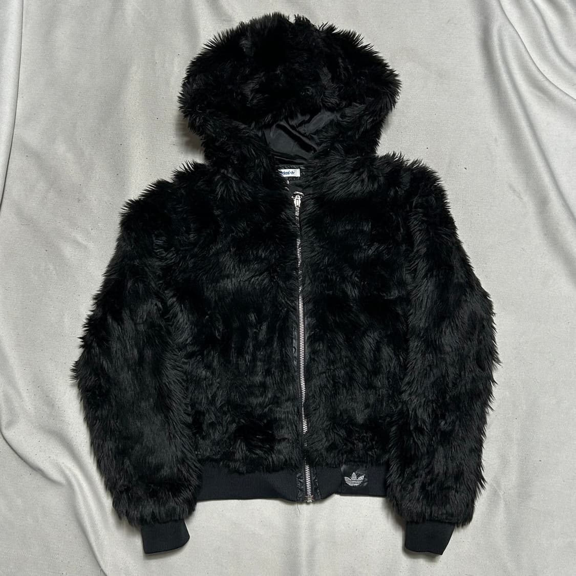 90 아디다스 여성용 블랙 아크릴 크롭 퍼 자켓 상품이미지3