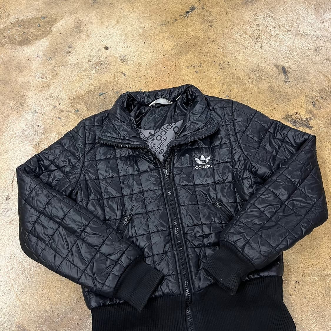 아디다스 블랙 실버 퀄팅 경량 숏패딩 95 상품이미지1